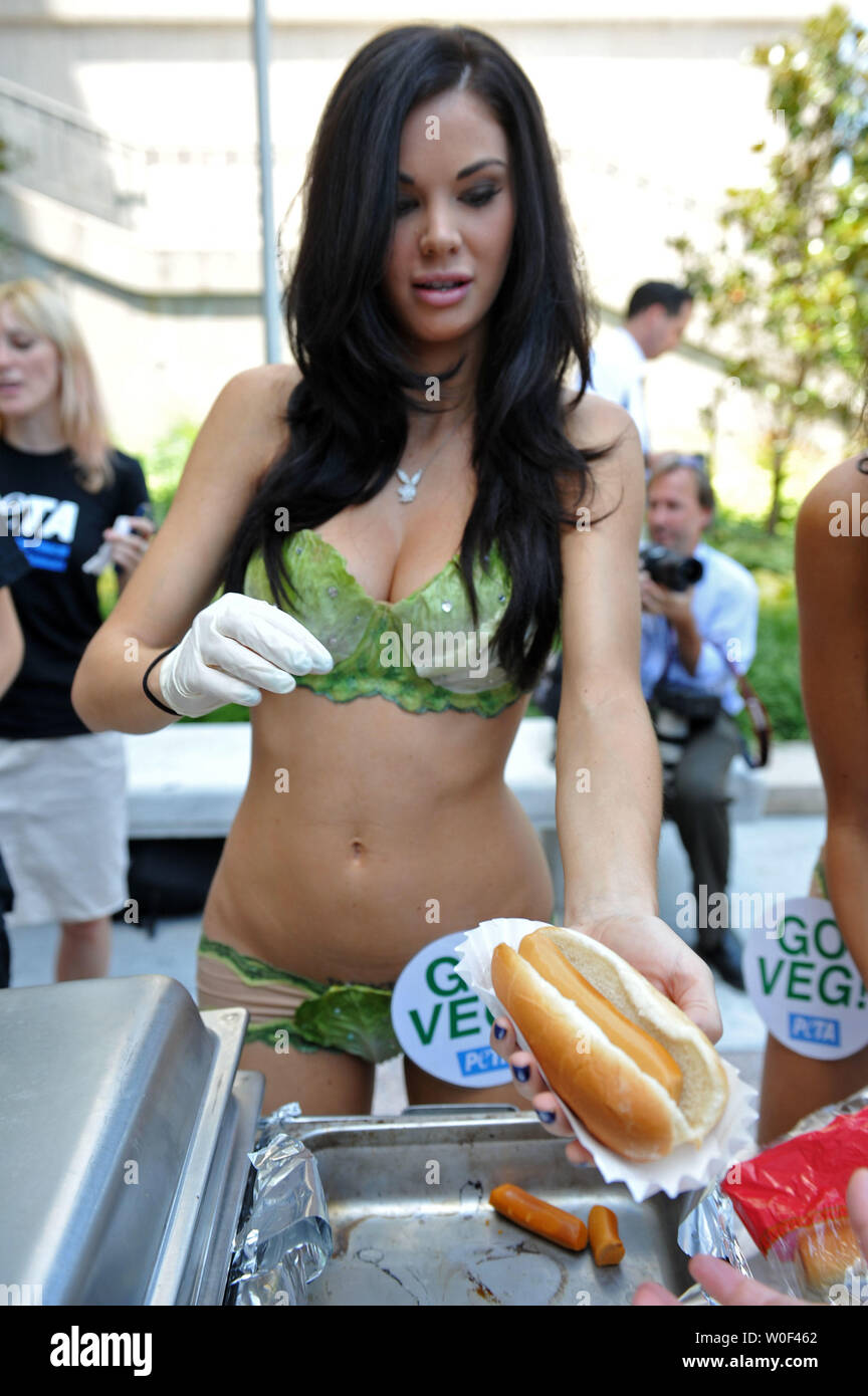 Playboy Playmate dell'anno Jayde Nicole serve veggie hot dogs come parte di un evento da parte di persone per il trattamento etico degli animali (PETA) per chiamare fuori contro National Hot Dog mese, sul colle del Campidoglio di Washington il 15 luglio 2009. (UPI foto/Kevin Dietsch) Foto Stock