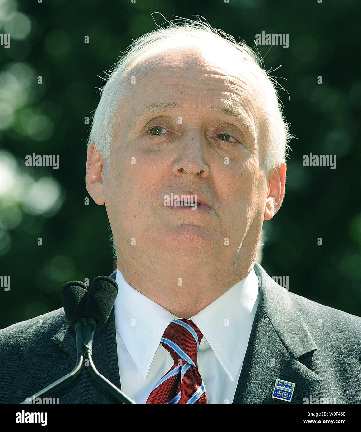 John Howe III, presidente e CEO di Progetto Speranza, parla nel corso di una conferenza stampa con UnitedHealth Group e annunciando Cisco collegato la loro iniziativa di cura sul Campidoglio di Washington il 15 luglio 2009. L'iniziativa mira a costruire una nazionale rete di telemedicina che consentirebbe virtuale visite medico dando pazienti, soprattutto nelle zone rurali e alle aree servite, accesso ad una più ampia rete di medici. (UPI foto/Roger L. Wollenberg) Foto Stock