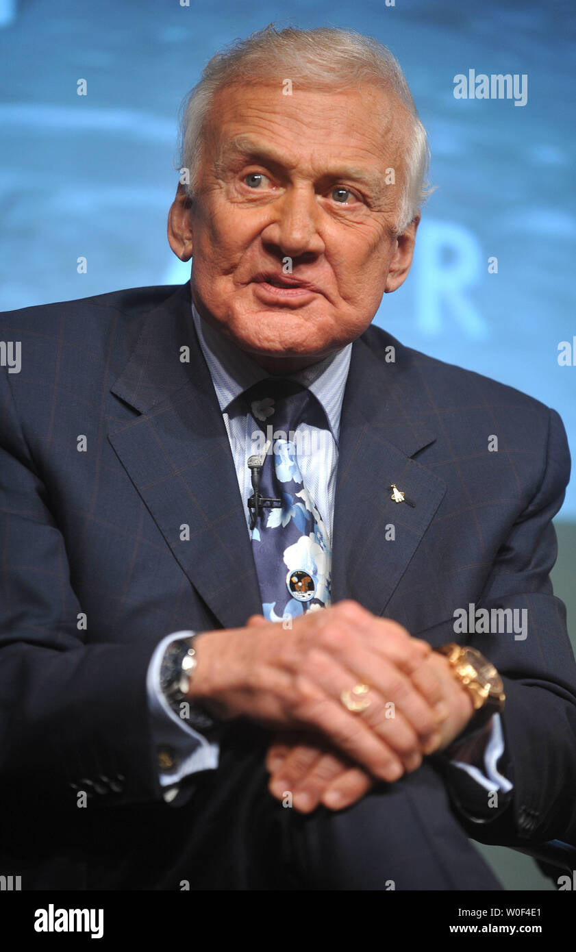 Apollo 11 astronauta e il secondo uomo a camminare sulla luna, Buzz Aldrin parla per il quarantesimo anniversario del primo allunaggio nel corso di una conferenza stampa presso il quartier generale della NASA a Washington il 20 luglio 2009. (UPI foto/Kevin Dietsch) Foto Stock