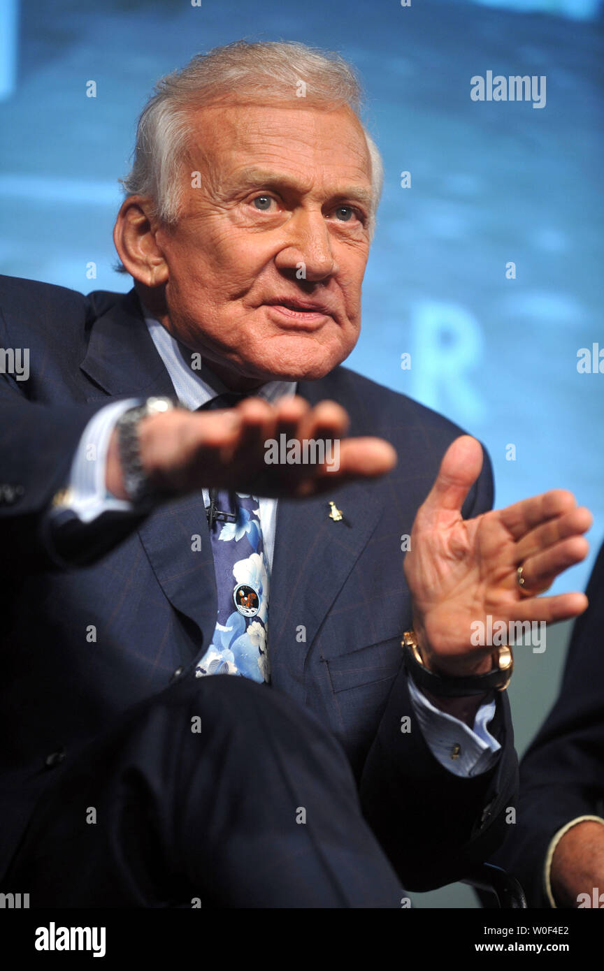 Apollo 11 astronauta e il secondo uomo a camminare sulla luna, Buzz Aldrin parla per il quarantesimo anniversario del primo allunaggio nel corso di una conferenza stampa presso il quartier generale della NASA a Washington il 20 luglio 2009. (UPI foto/Kevin Dietsch) Foto Stock