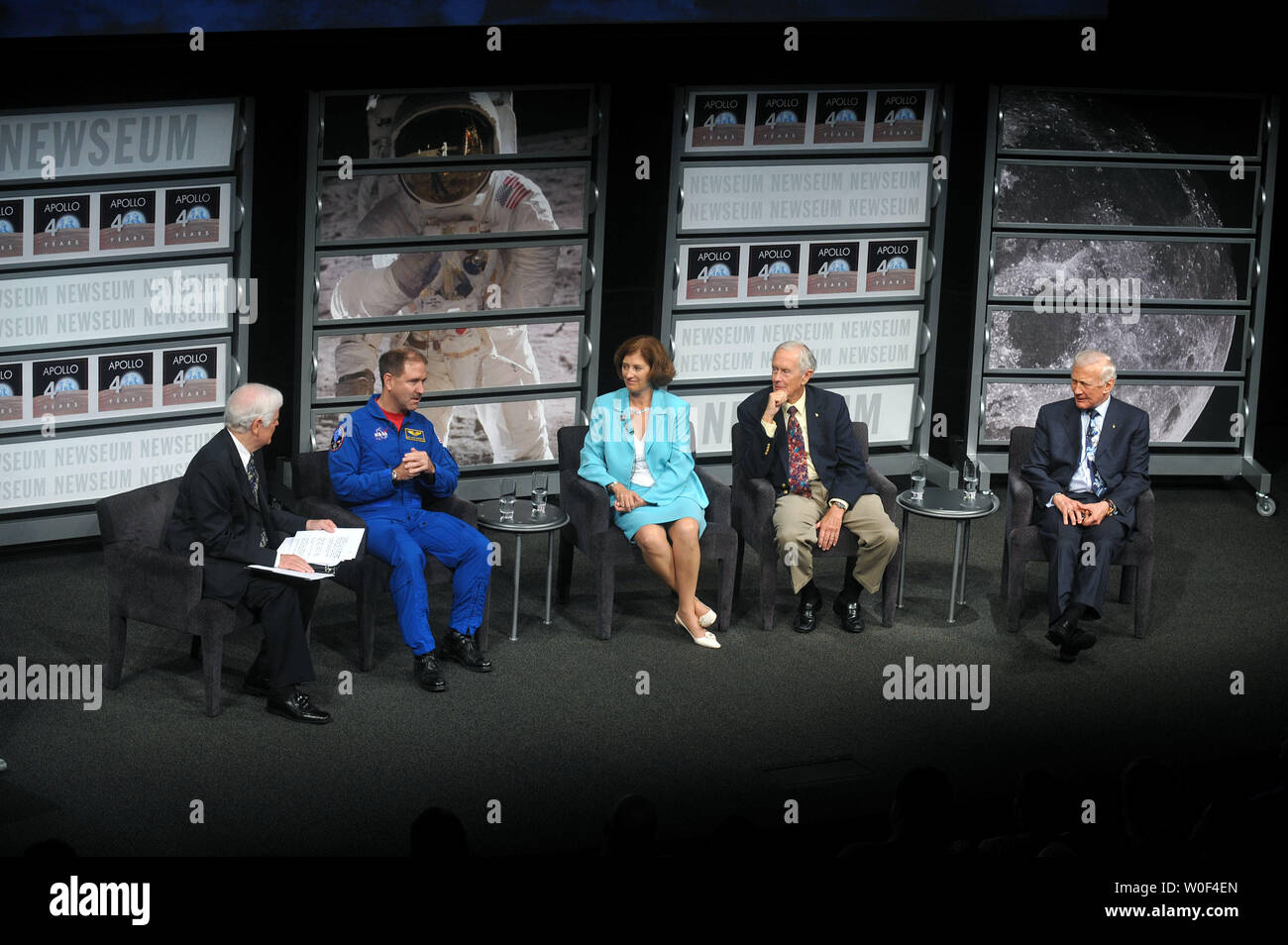 Giornalista Nick Clooney (L) conduce una discussione panal con, da sinistra a destra, John Grunsfeld, lo specialista di missione di STS-125 Atlantis, Laurie Leshin, vice direttore della scienza e della tecnologia presso NASA Goddard Space Flight Center, Charles Duke Jr., Modulo Lunare pilota di Apollo 16 e Edwin "Buzz" Aldrin, Modulo Lunare pilota di Apollo 11 sull'Apollo eredità all'Newseum a Washington il 20 luglio 2009. (UPI foto/Kevin Dietsch) Foto Stock