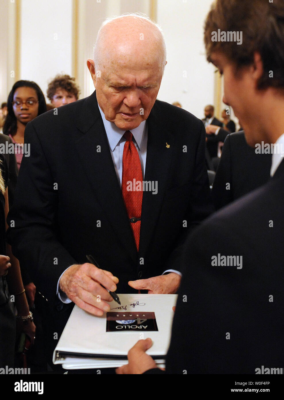 John Herschel Glenn Jr., il primo americano in orbita attorno alla terra, segni autografi durante un evento che segna il quarantesimo anniversario della loro Apollo 11 volo che mettono il primo uomo sulla luna sul Campidoglio di Washington il 21 luglio 2009. (UPI foto/Roger L. Wollenberg) Foto Stock