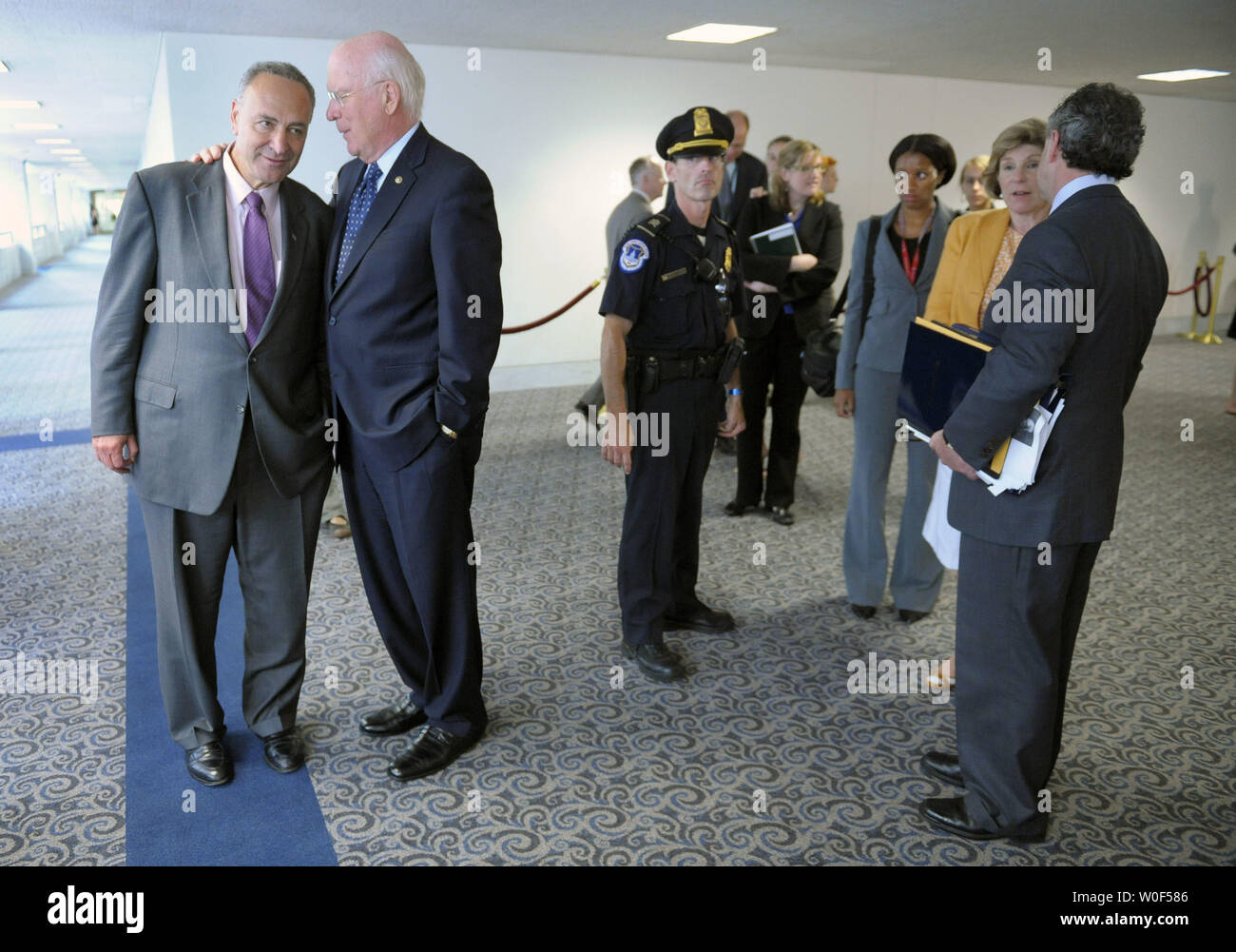 Potere Giudiziario del senato il presidente del Comitato Patrick Leahy (D-VT) parla al Senatore Charles Shumer (D-NY) (L) in seguito alla commissione giudiziaria del Senato 13-6 del voto di approvazione per la Corte Suprema nominee Sonia Sotomayor a diventare il primo ispanico Suprema Corte di giustizia, a Washington il 28 luglio 2009. Tutto il Senato è probabile di votare per la sua conferma a volte la prossima settimana. (UPI foto/Kevin Dietsch) Foto Stock