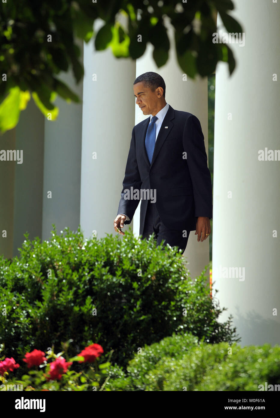 Stati Uniti Il presidente Barack Obama arriva a discutere dell'economia al Giardino delle Rose della Casa Bianca il 7 agosto 2009. Obama ha osservato il tasso di disoccupazione per il mese di luglio è sceso al 9,4% dal 9,5 per cento nel mese di giugno, un segno che le perdite economiche sono rallentamento. UPI/Roger L. Wollenberg Foto Stock