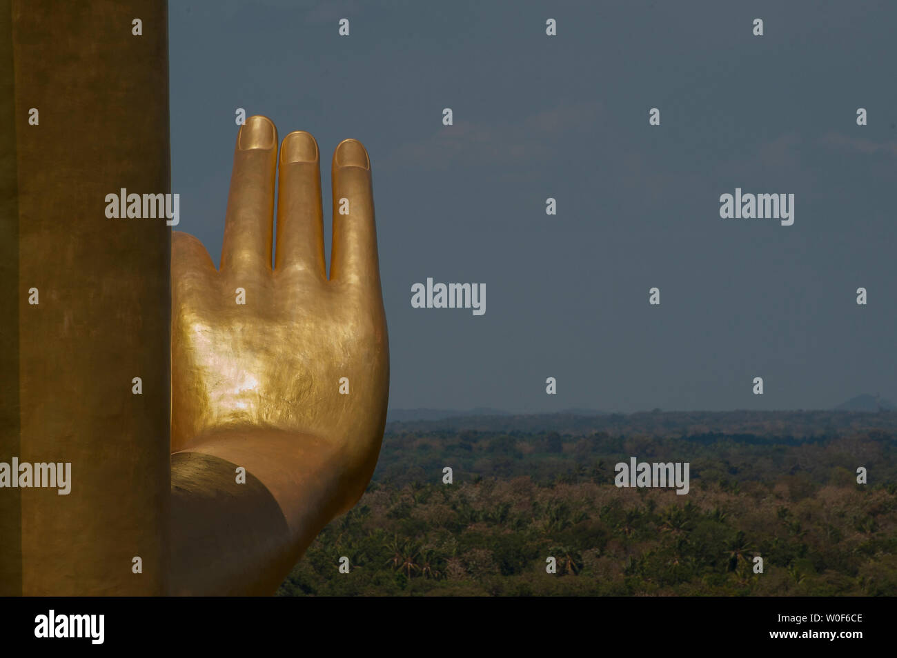 Mano aperta del golden Bouddha illuminando la valle, Dambulla, Sri Lanka Foto Stock