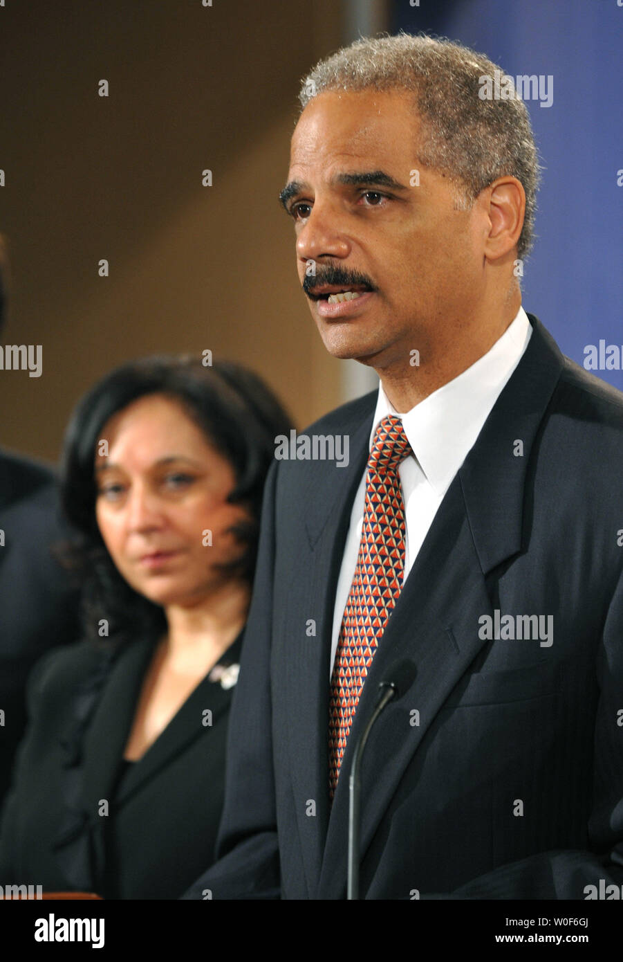 Stati Uniti Il procuratore generale Eric Holder (R), uniti dalla DEA (Drug Enforcement Administration) Amministratore Michele Leonhart, parla di incriminazioni di leader e altri alti membri di varie del Messico del più potente i cartelli della droga, all'U.S. Il dipartimento della giustizia a Washington il 20 agosto 2009. UPI/Kevin Dietsch Foto Stock