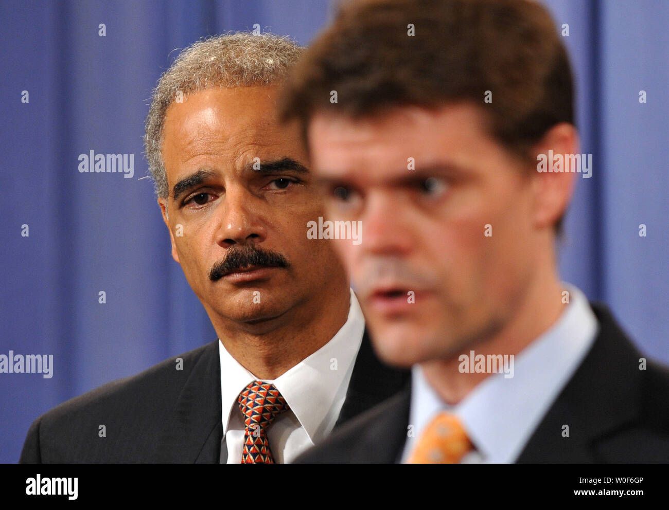 Il procuratore generale Eric Holder orologi come Stati Uniti Immigrazione e dogane l'applicazione Assistente Segretario John Morton parla di incriminazioni di leader e altri alti membri di varie del Messico del più potente i cartelli della droga, all'U.S. Il dipartimento della giustizia a Washington il 20 agosto 2009. UPI/Kevin Dietsch Foto Stock