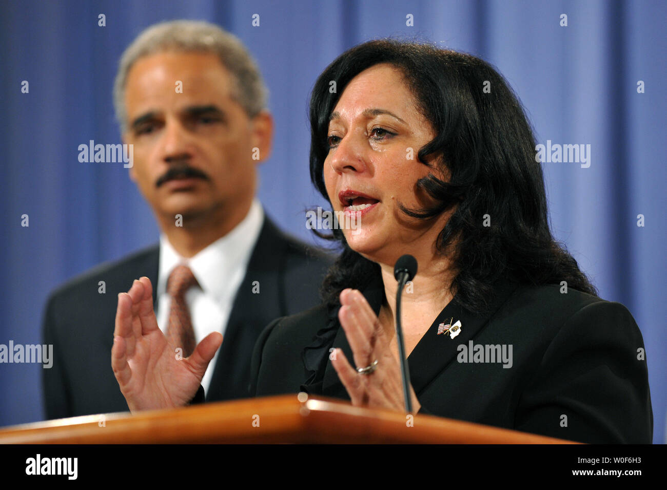 La DEA (Drug Enforcement Administration) Amministratore Michele Leonhart (R), uniti da U.S. Il procuratore generale Eric Holder, parla di incriminazioni di leader e altri alti membri di varie del Messico del più potente i cartelli della droga, all'U.S. Il dipartimento della giustizia a Washington il 20 agosto 2009. UPI/Kevin Dietsch Foto Stock