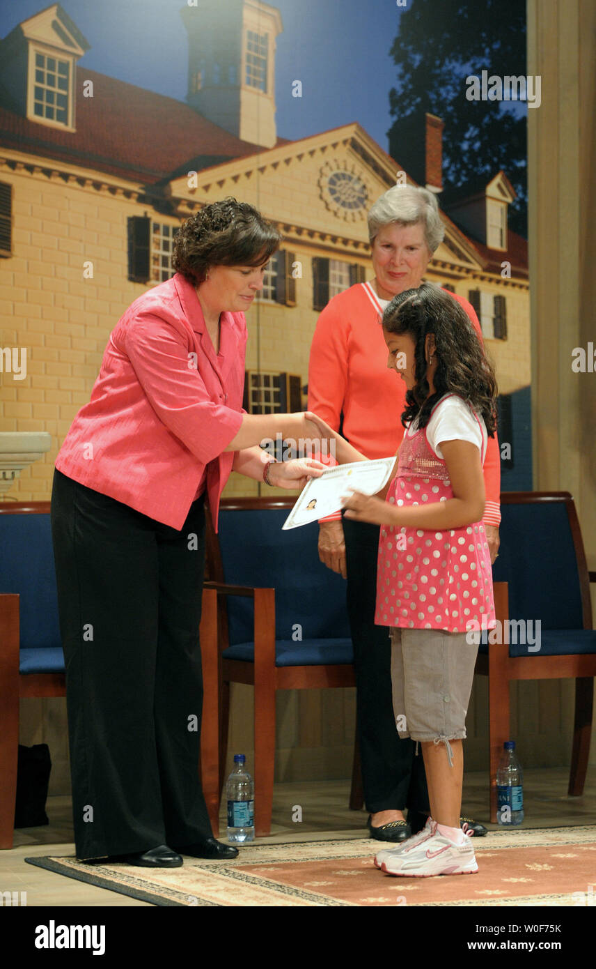 Noi doganali e di immigrazione Direttore Distretto Sarah Taylor (L) e Monte Vernon Ladies' Association Vice Reggente per Virginia Lisa Moore dare un certificato di cittadinanza di un bambino durante una cerimonia di cittadinanza presso la George Washington's Mount Vernon Estate e giardini in Mount Vernon, Virginia, il 3 settembre 2009. 60 bambini da 26 paesi hanno giurato come cittadini degli Stati Uniti. UPI/Roger L. Wollenberg Foto Stock