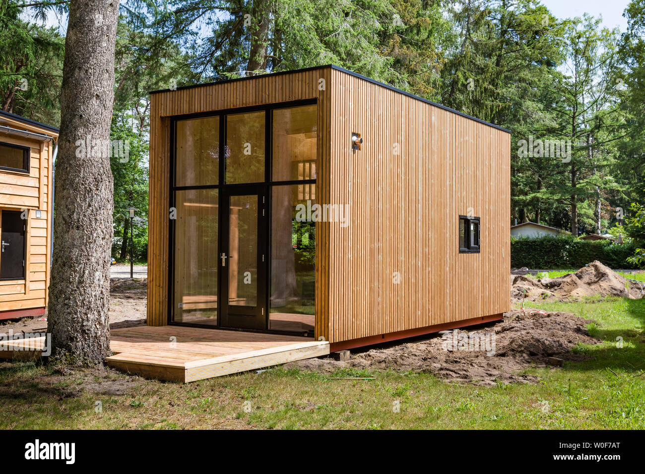 Beekbergen, Paesi Bassi, 21 Giugno 2019: di legno piccola casa in costruzione. Una nuova forma di filosofia di vita per ridurre l'impronta ecologica Foto Stock