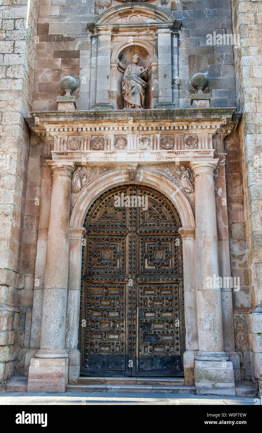Spagna, comunità autonoma di Castiglia e Leon, provincia di Burgos, Lerma, portico di San Pietro chiesa collegiata (XVIII secolo) Foto Stock