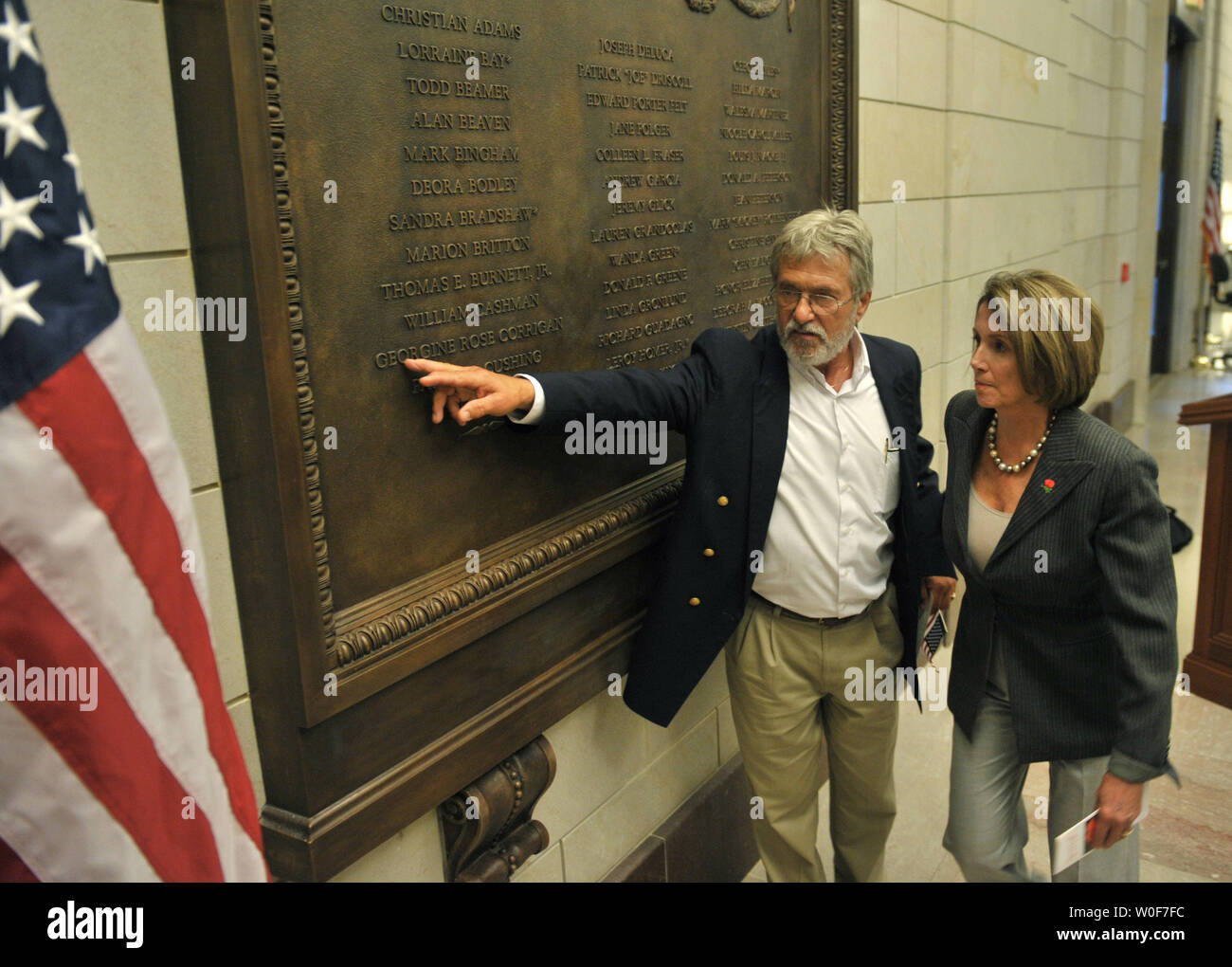 Robert Marisay mostra altoparlante della Casa Nancy Pelosi (D-CA) il nome di sua sorella, Georgine Corrigan, su un recentemente svelato la targa dedicata alle vittime del Regno volo 93, che si è schiantato in un campo in Pennsylvania durante gli attacchi terroristici del 11 settembre 2009, durante una cerimonia NEGLI STATI UNITI Campidoglio di Washington il 9 settembre 2009. UPI/Kevin Dietsch Foto Stock