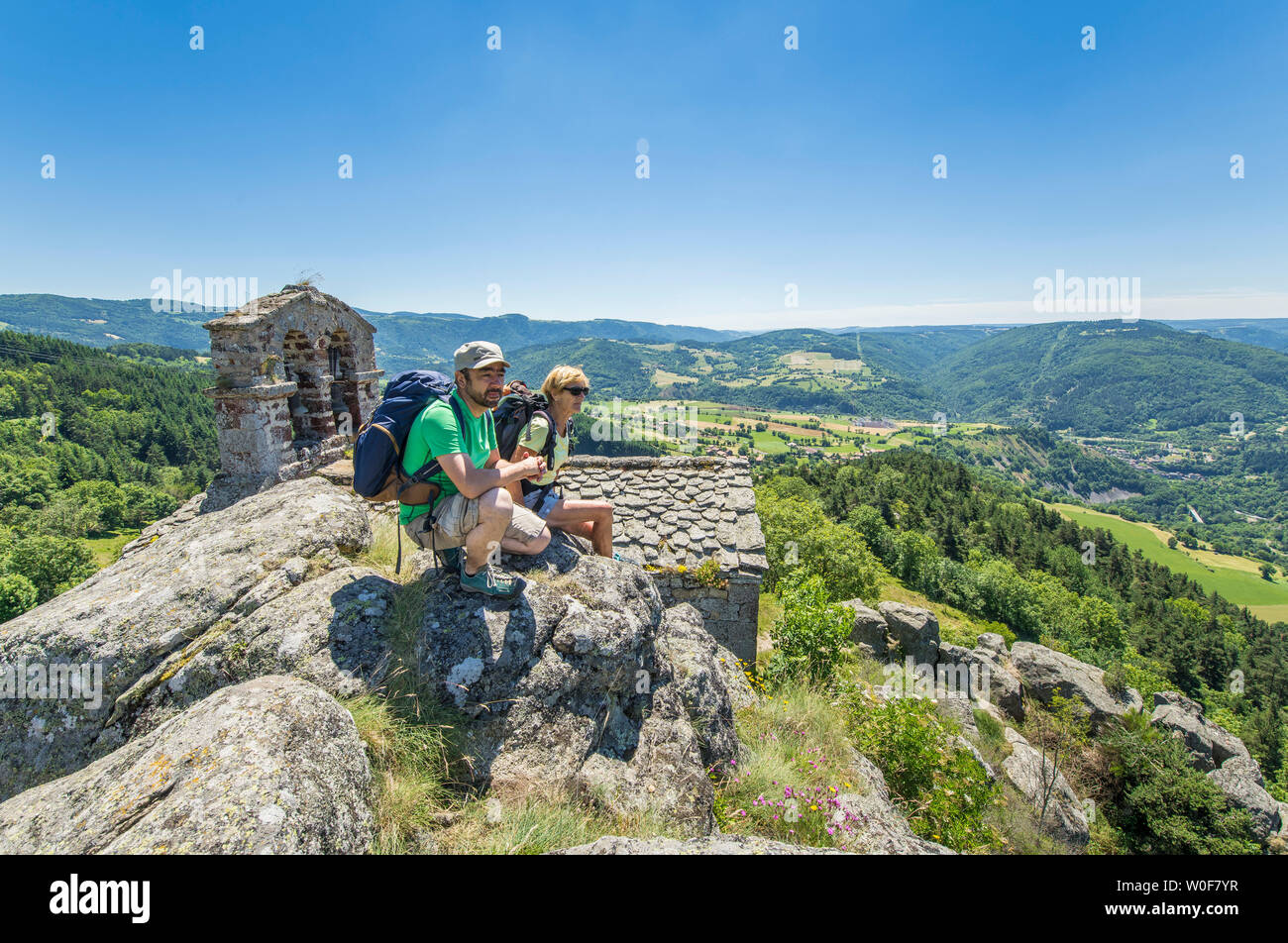 Auvergne - Haute Loire - Saint-James modo - un paio di escursionisti a Rochegude cappella, vicino a Saint-Privat-d'Allier guardando il paesaggio. Foto Stock