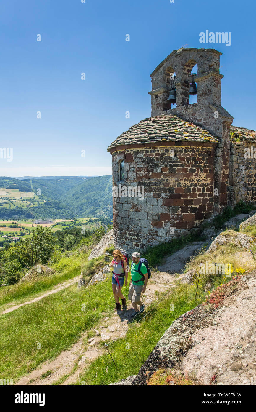 Auvergne - Haute Loire - La strada di San Giacomo - un paio di escursionisti a Rochegude cappella, vicino a Saint-Privat-d'Allier. Foto Stock