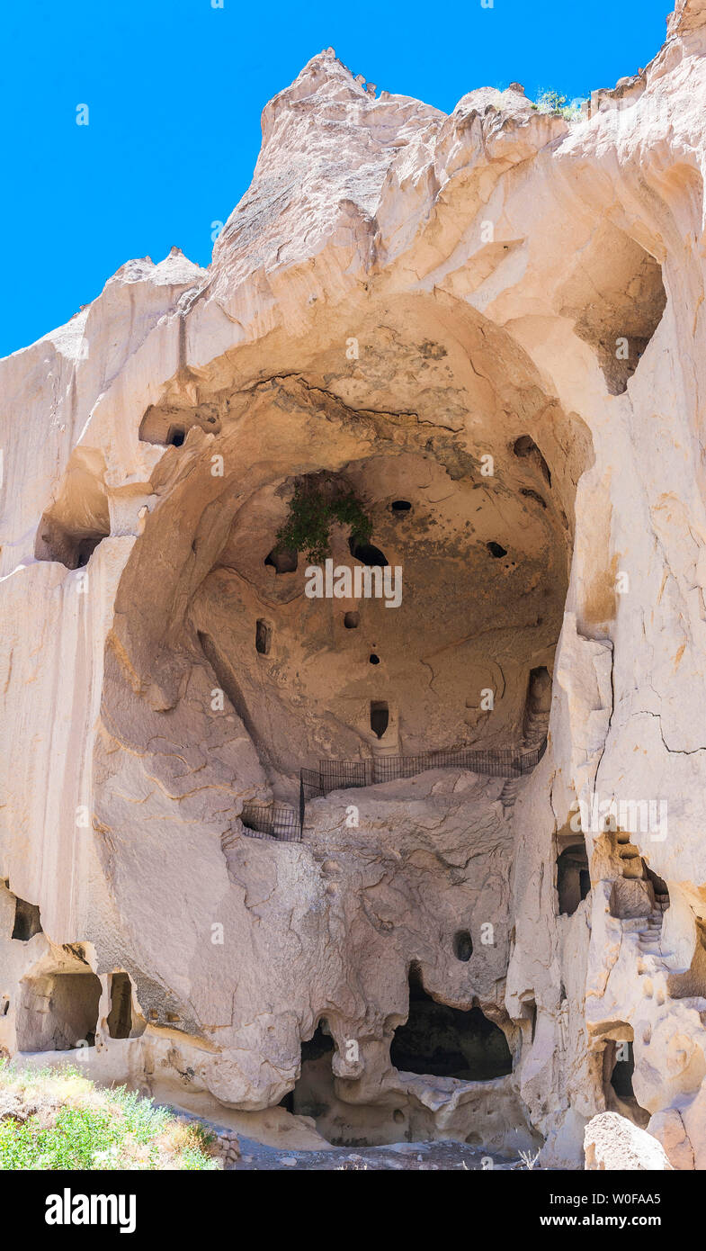 La Turchia, Goreme parco nazionale e siti di roccia della Cappadocia, museo nel mezzo di Zelve Valley (culla del cristianesimo nel nono e tredicesimo secolo),crollato basilica (Patrimonio Mondiale UNESCO) Foto Stock