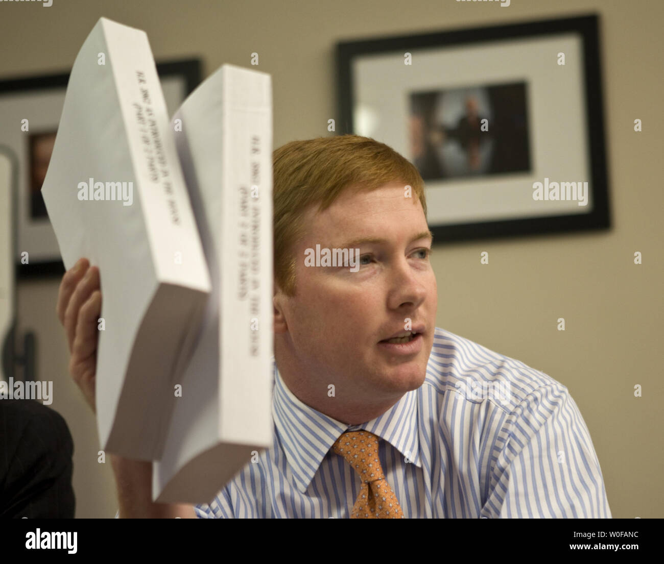 Sost. Adam Putnam, R-FL, detiene democratico della riforma sanitaria legge durante un repubblicano Sala Lettura organizzata per leggere attraverso la pagina di 1,990 bill a Capitol Hill a Washington il 3 novembre 2009. Il disegno di legge è prevista per venire fino ad una votazione più tardi questa settimana. UPI/Madeline Marshall Foto Stock