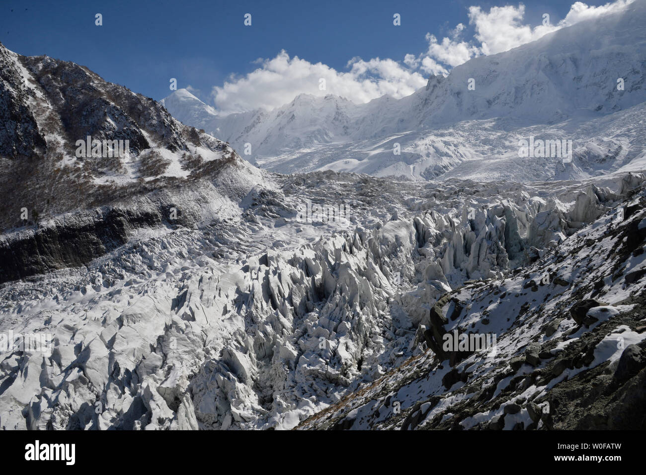Il Pakistan, Gilgit Baltistan area, Nagar valley, Minapin glacier , vista al di sopra del ghiacciaio Minapin e le alte montagne innevate della gamma Rakaposhi Foto Stock