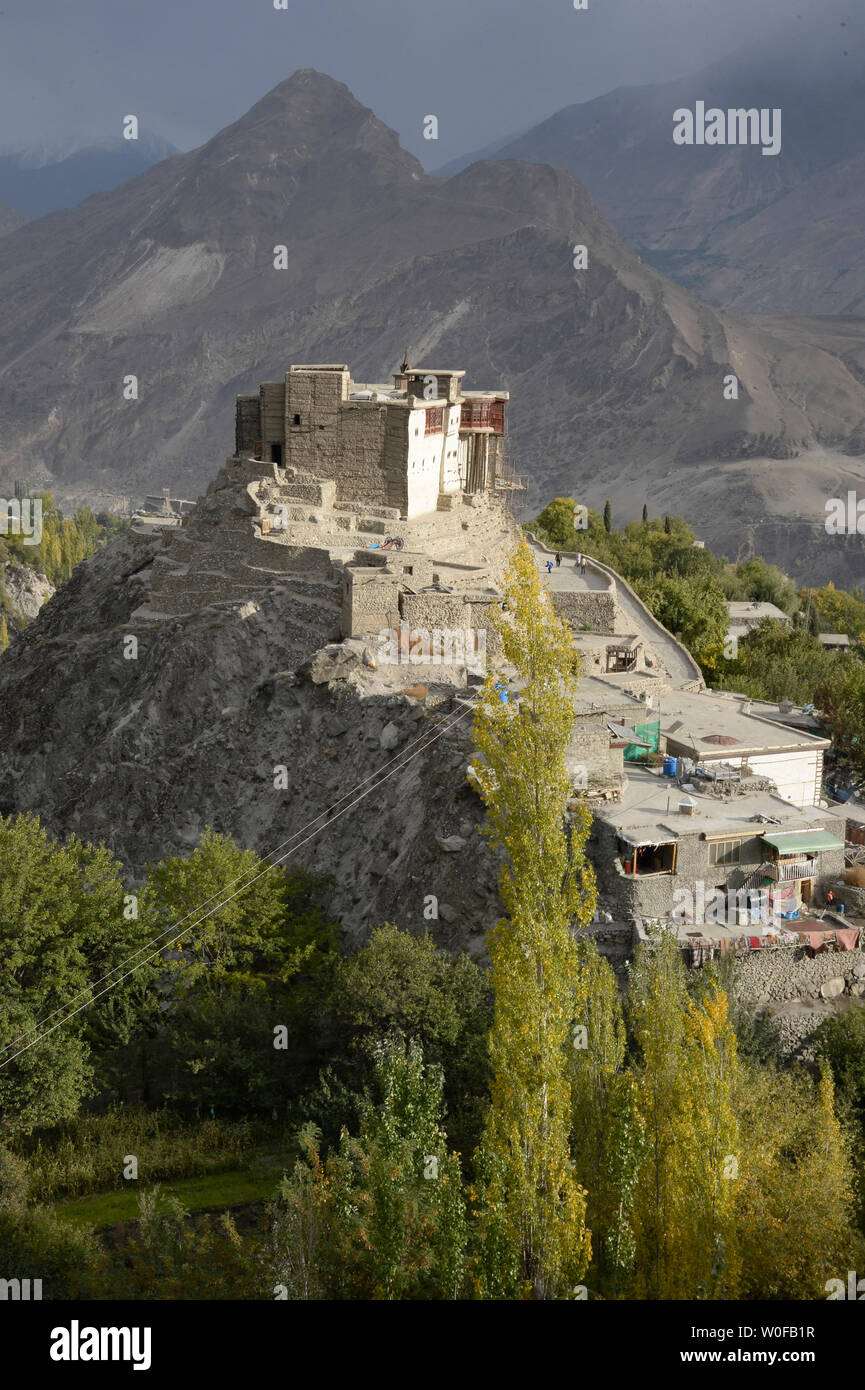 Il Pakistan, Gilgit Baltistan, Karimabad Città, Hunza Valley, vista città Karimabad e Baltit Fort del XIII secolo architettura tibetana che si affaccia sulla città Foto Stock
