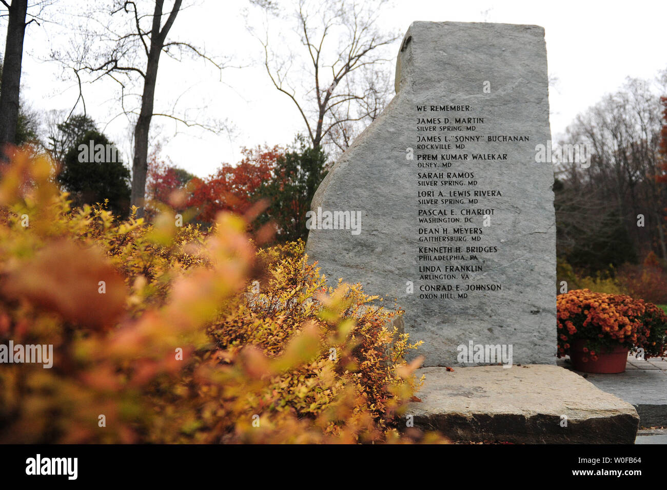 La D.C. sniper vittime memoriale dedicato alle vittime del 2002 DC Sniper tiri, è visto a Brookside Giardini in Wheaton, Maryland il 10 novembre 2009. John Allen Muhammad, il mastermind dietro il 2002 attacchi che ha ucciso 10 persone, è dovuto per essere eseguito questa sera in Virginia. Il suo complice Lee Boyd Malvo sta scontando una condanna a vita. UPI/Kevin Dietsch Foto Stock