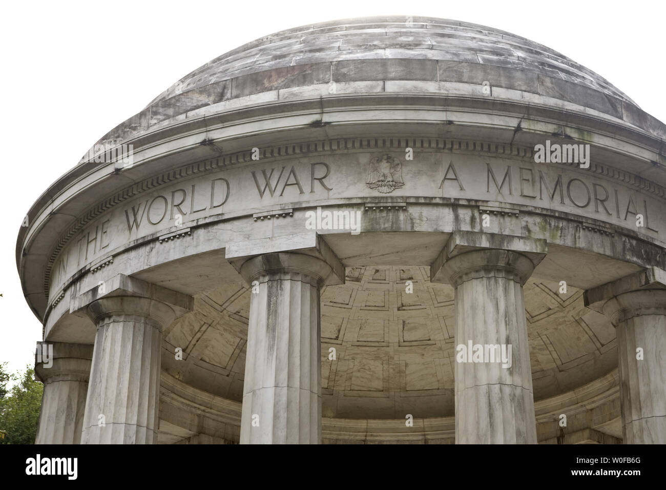 Spesso trascurata dai turisti e residenti, la DC Memoriale di guerra sul National Mall si trova trascurato e nella necessità di restauro di 10 Novembre 2009. Creato nel 1931 in memoriam di DC di residenti che hanno perso la vita nella guerra mondiale I, è l'unico monumento nella capitale della nazione dedicati alla Grande Guerra. UPI/Madeline Marshall Foto Stock