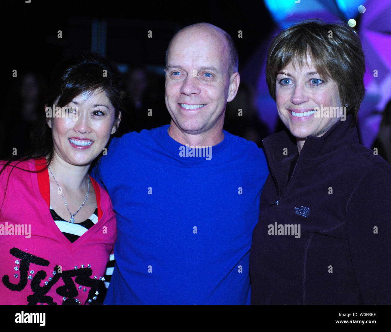 American pattinaggio icone, da sinistra a destra, Kristi Yamaguchi, Scott Hamilton e Dorothy Hamill posano per una foto a una pratica per Caleidoscopio, al Verizon Center di Washington il 16 novembre 2009. Kaleidoscope è una vacanza speciale varietà dotate di pattinaggio olimpica champions e il Grammy Award-winning artista provenienti insieme per celebrare le donne sopravvissute al cancro. La mostra sarà l'aria sul rendimento di grazie. UPI/Kevin Dietsch Foto Stock