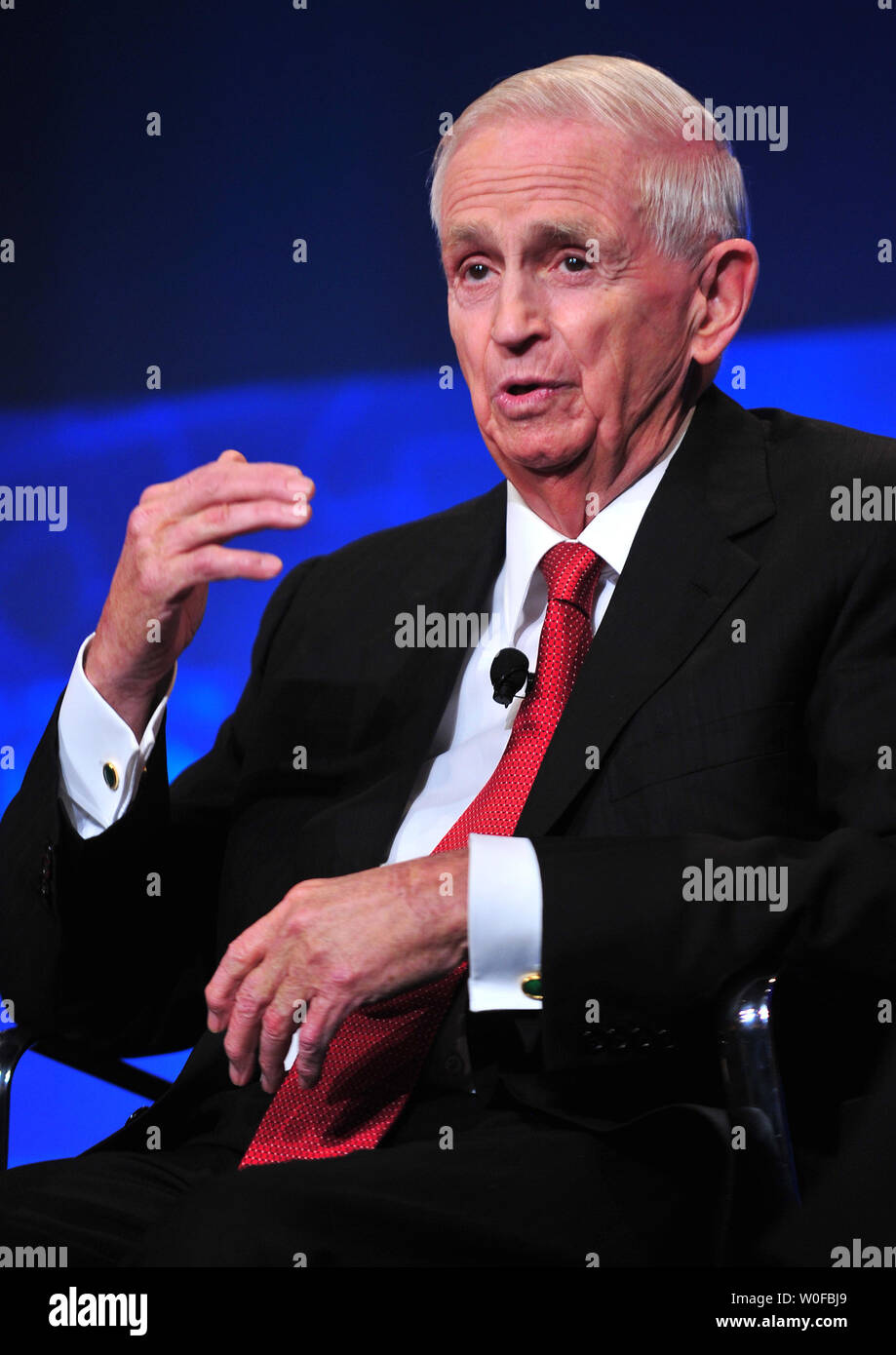 J.W. Marriott Jr., Presidente e CEO di Marriott International Inc., parla in materia economica e riforma finanziaria come egli partecipa a un CEO tavola rotonda sulla ricostruzione della prosperità mondiale, a Washington il 17 novembre 2009. UPI/Kevin Dietsch Foto Stock