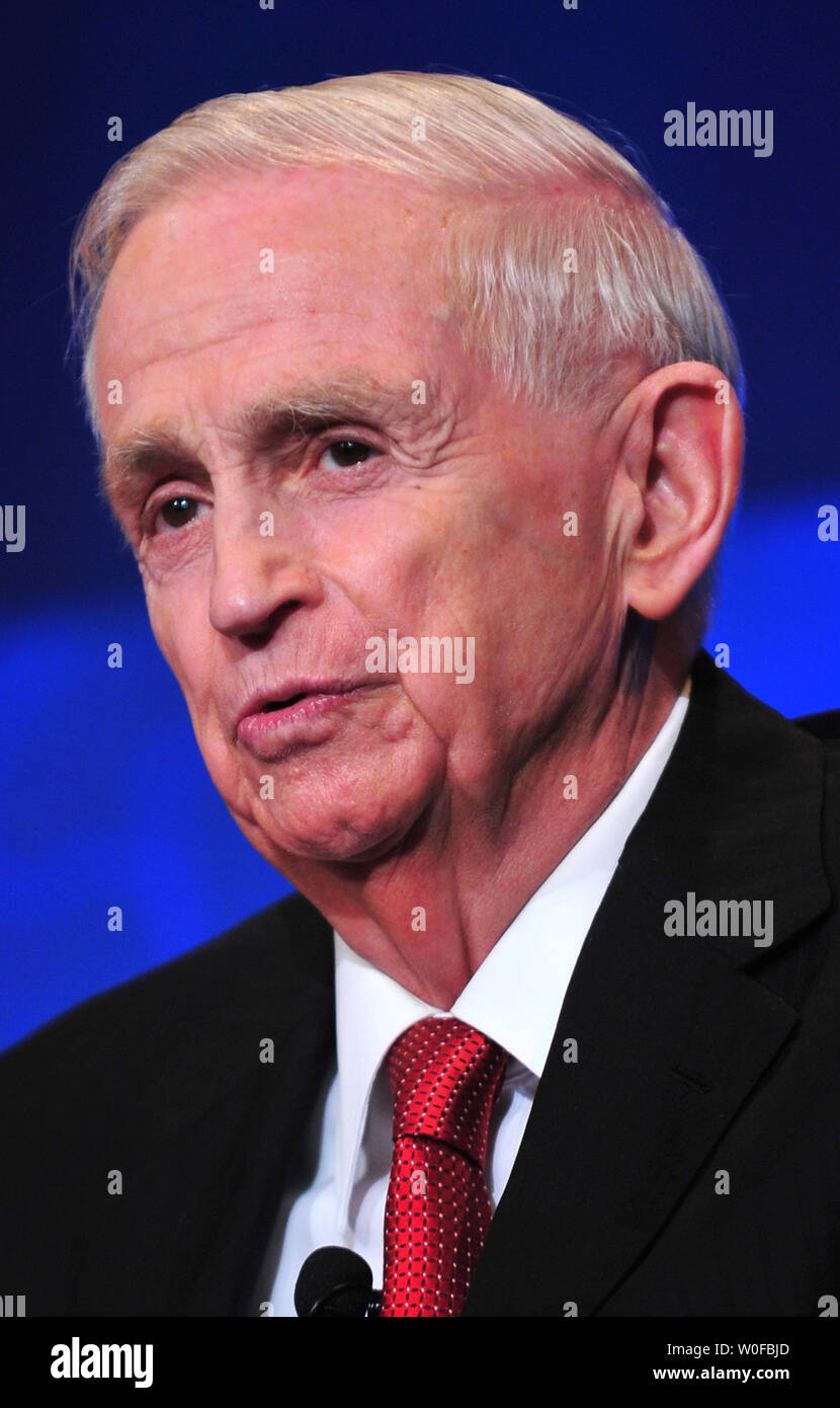 J.W. Marriott Jr., Presidente e CEO di Marriott International Inc., parla in materia economica e riforma finanziaria come egli partecipa a un CEO tavola rotonda sulla ricostruzione della prosperità mondiale, a Washington il 17 novembre 2009. UPI/Kevin Dietsch Foto Stock