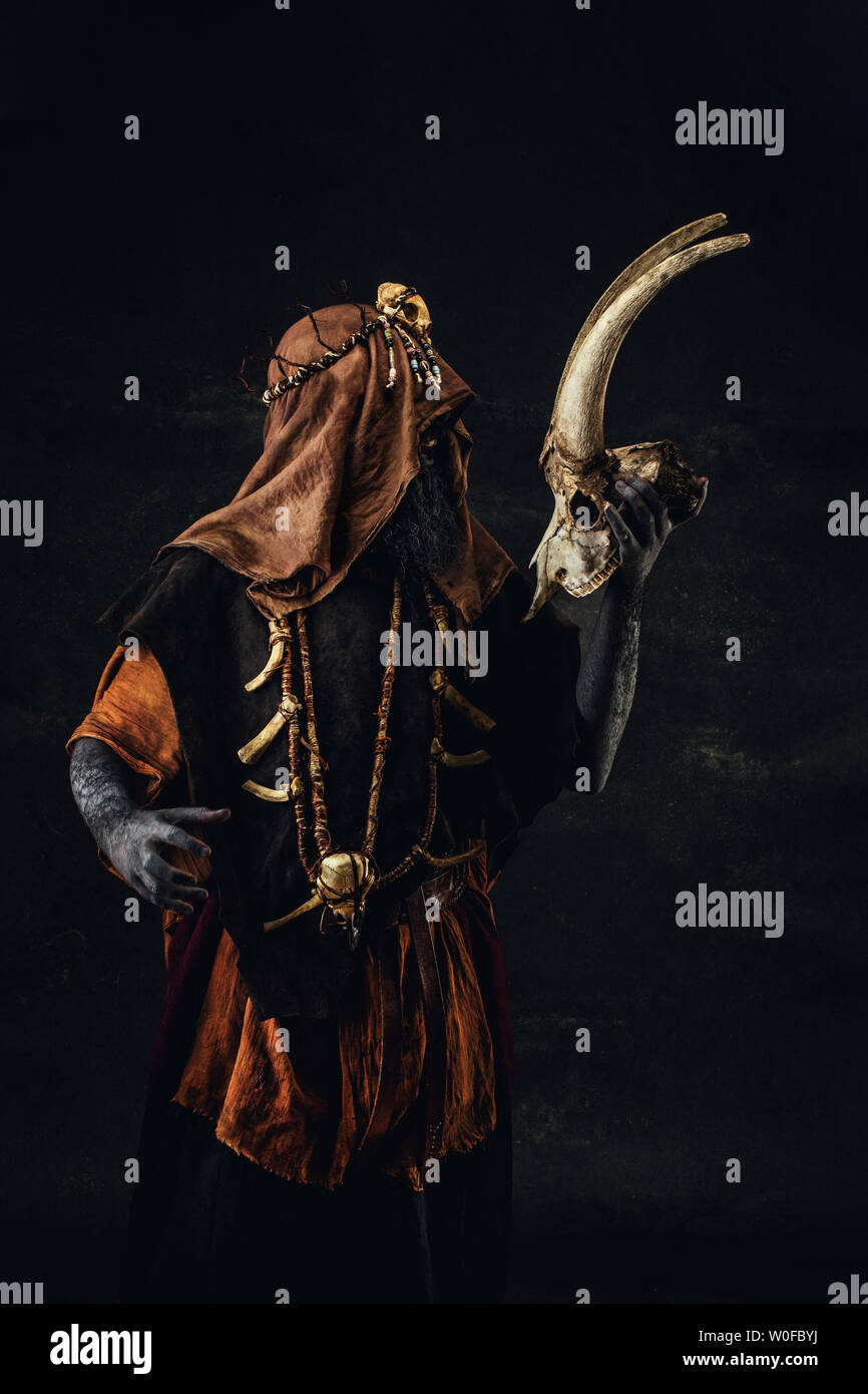 Ritratto di uno sciamano tenendo una capra del cranio Foto Stock