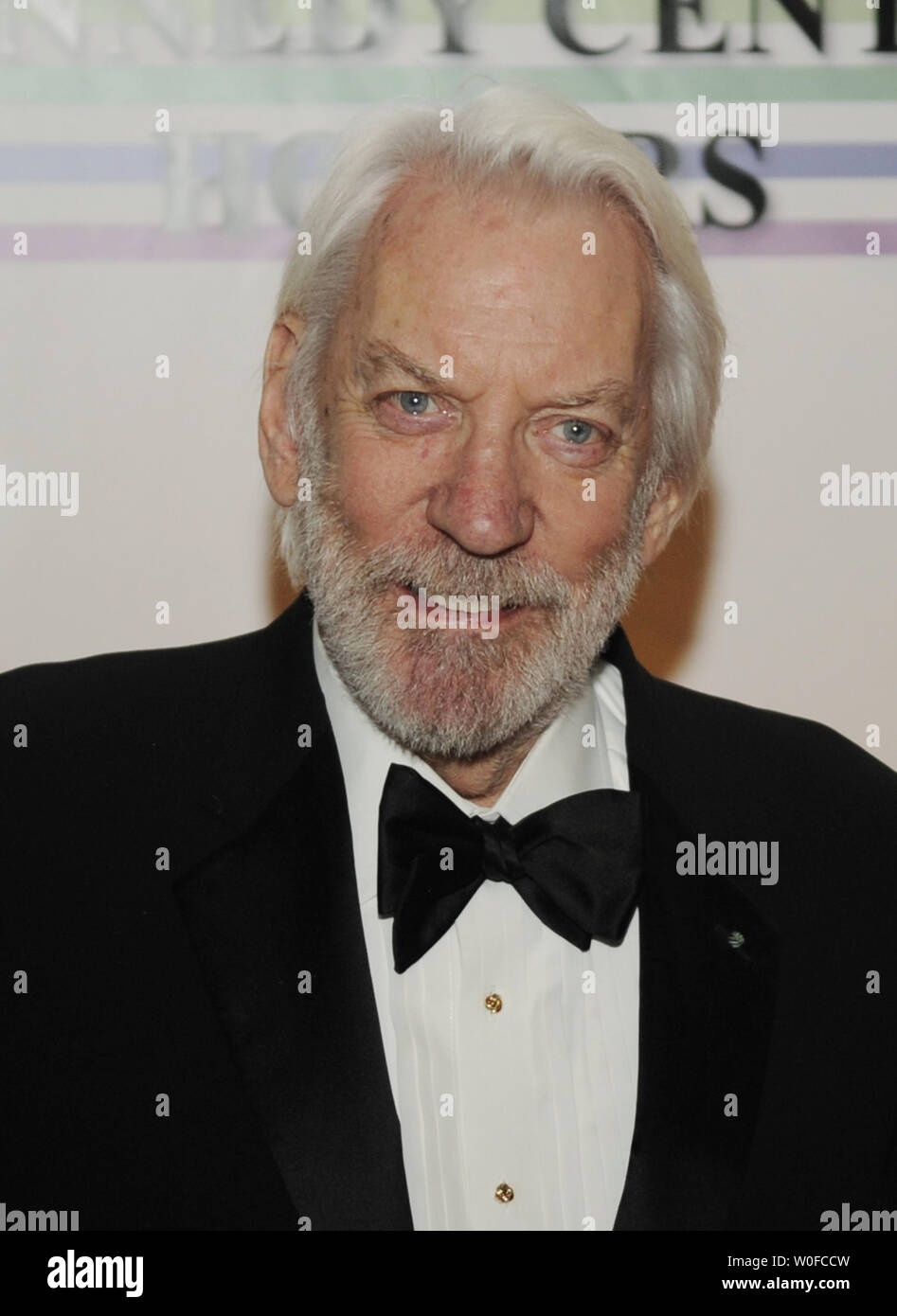 Donald Sutherland arriva sul tappeto rosso del Kennedy Center Honors a Washington il 6 dicembre 2009. UPI/Alexis C. Glenn Foto Stock