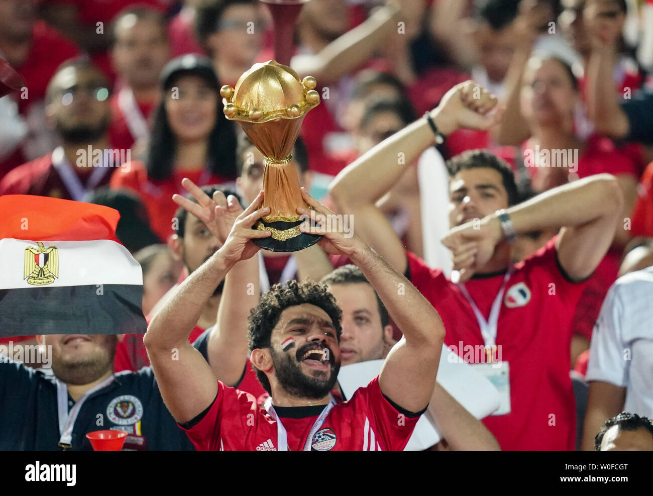 Il Cairo, Egitto. Il 26 giugno, 2019. Ventole egiziano prima del 2019 African Cup delle Nazioni match tra Egitto e Repubblica Democratica del Congo a Il Cairo International Stadium di Cairo, Egitto. Ulrik Pedersen/CSM/Alamy Live News Foto Stock