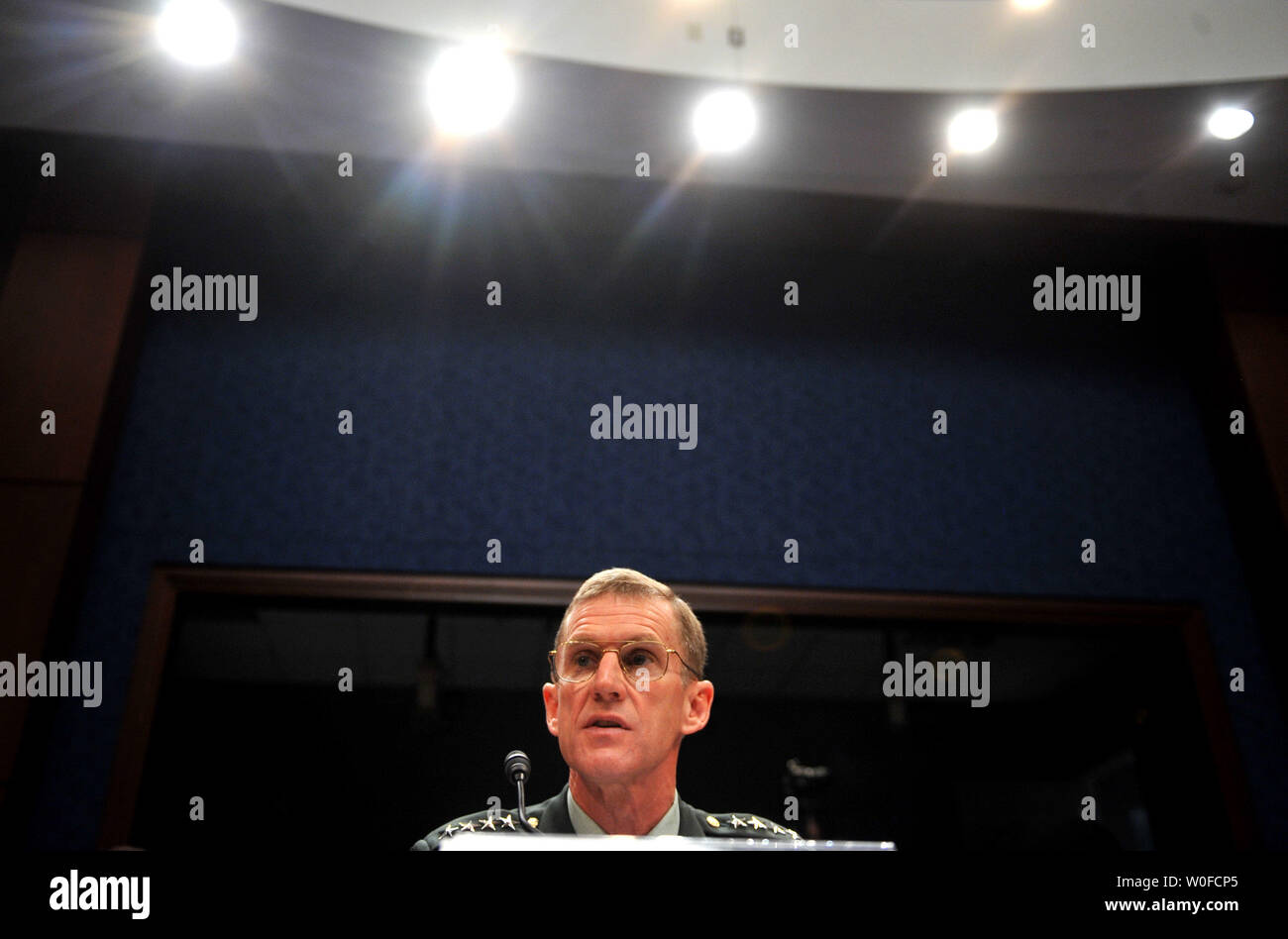 Esercito gen. Stanley McChrystal testimonia prima di una casa Comitato delle Forze Armate audizione sull'Afghanistan, a Washington il 8 dicembre 2009. UPI/Kevin Dietsch Foto Stock