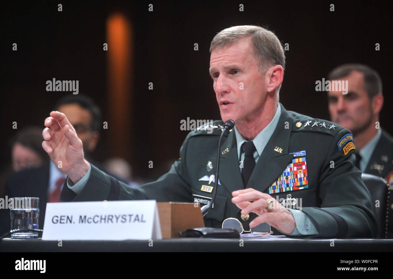 Esercito gen. Stanley McChrystal testimonia prima di un Senato Comitato delle Forze Armate audizione sull'Afghanistan, a Washington il 8 dicembre 2009. UPI/Kevin Dietsch Foto Stock