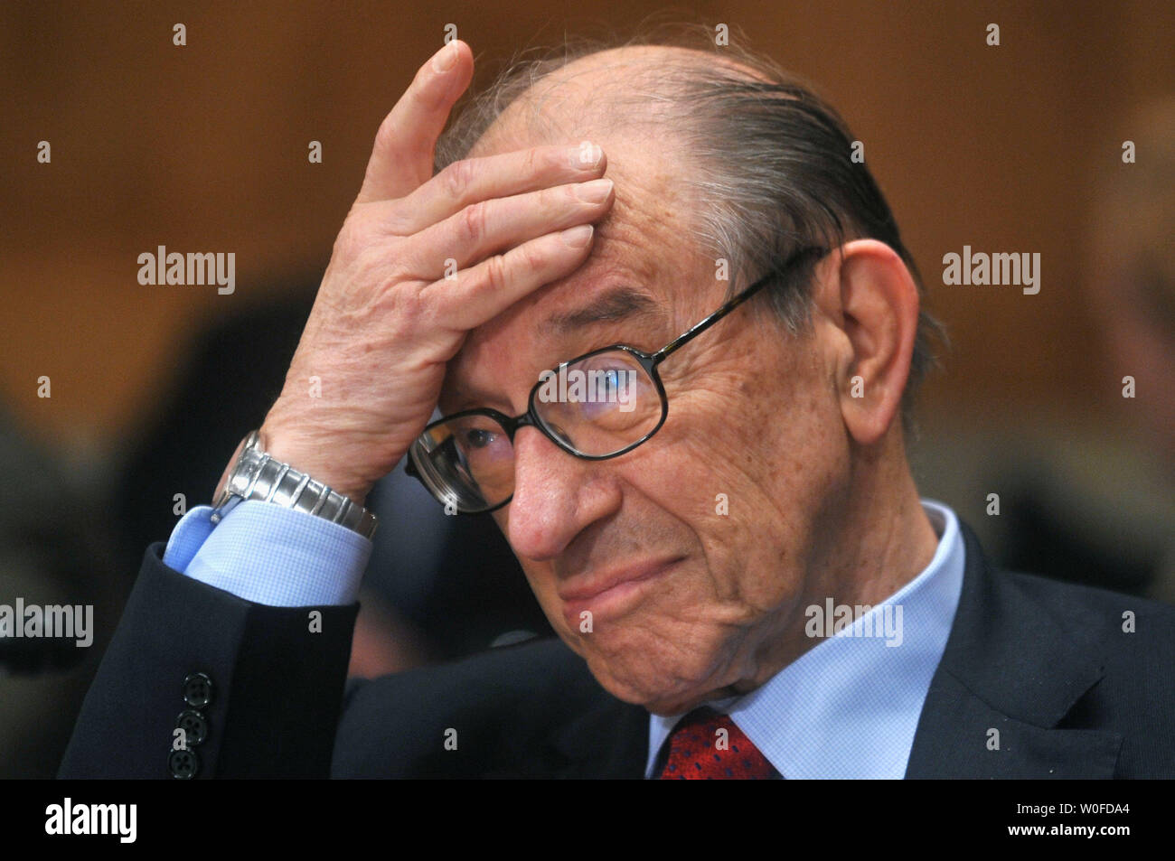 Ex Riserva federale presidente Alan Greenspan testimonia durante un Senato Homeland Security e Affari Governativi audizione del Comitato su America il futuro economico a Washington il 17 dicembre 2009. UPI/Kevin Dietsch Foto Stock