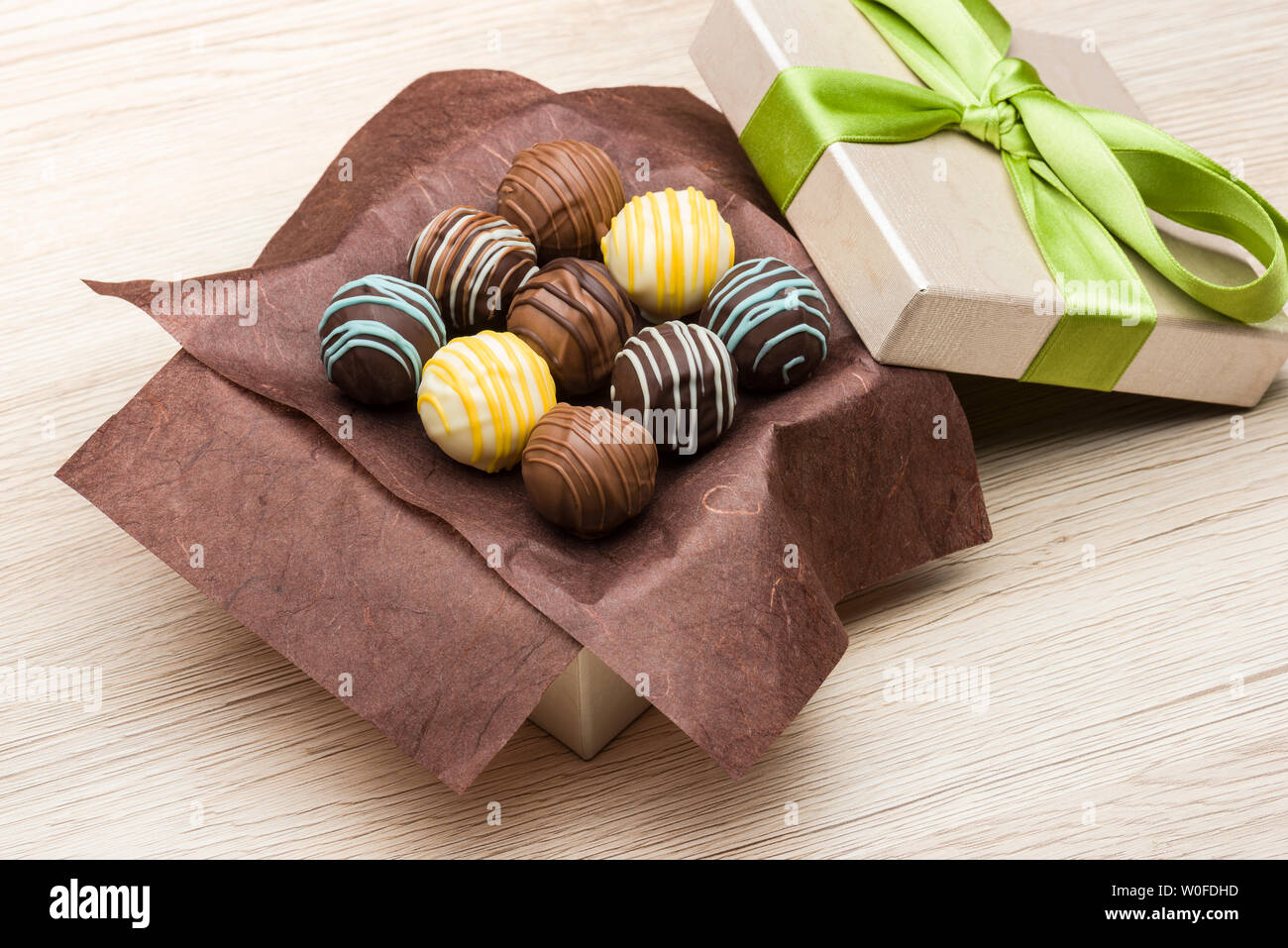 Cioccolatini assortiti pasticceria nella loro confezione regalo Foto Stock