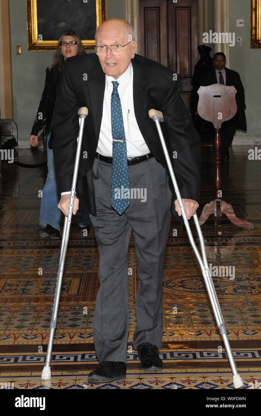 Sost. John Dingell (D-MI) arriva a guardare il healthcare bill votazione in Aula al Senato per la Vigilia di Natale, 24 dicembre 2009 a Washington. Dingell il padre è stato strumentale nel passare l'originale Medicare bill in 1965. Il 60-39 è stato lungo le linee di partito e si estende l'assicurazione sanitaria a più di 30 milioni di americani. UPI/Pat Benic Foto Stock