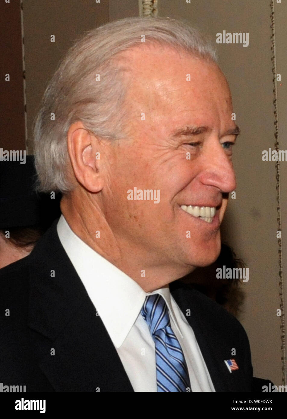 Il Vicepresidente degli Stati Uniti Joe Biden è tutto sorrisi al di fuori della camera del Senato dopo il landmark healthcare bill è stata approvata dal Senato la vigilia di Natale, 24 dicembre 2009 a Washington. Biden è anche Presidente del Senato e presieduto la storica votazione 60-39 che era lungo le linee di partito. Il disegno di legge si estende l'assicurazione sanitaria a più di 30 milioni di americani. UPI/Pat Benic Foto Stock