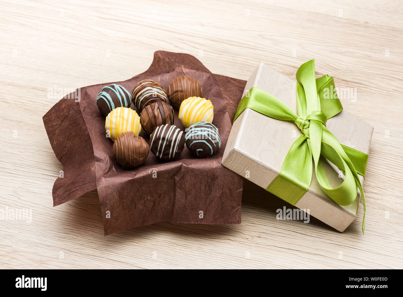 Cioccolatini assortiti pasticceria nella loro confezione regalo Foto Stock