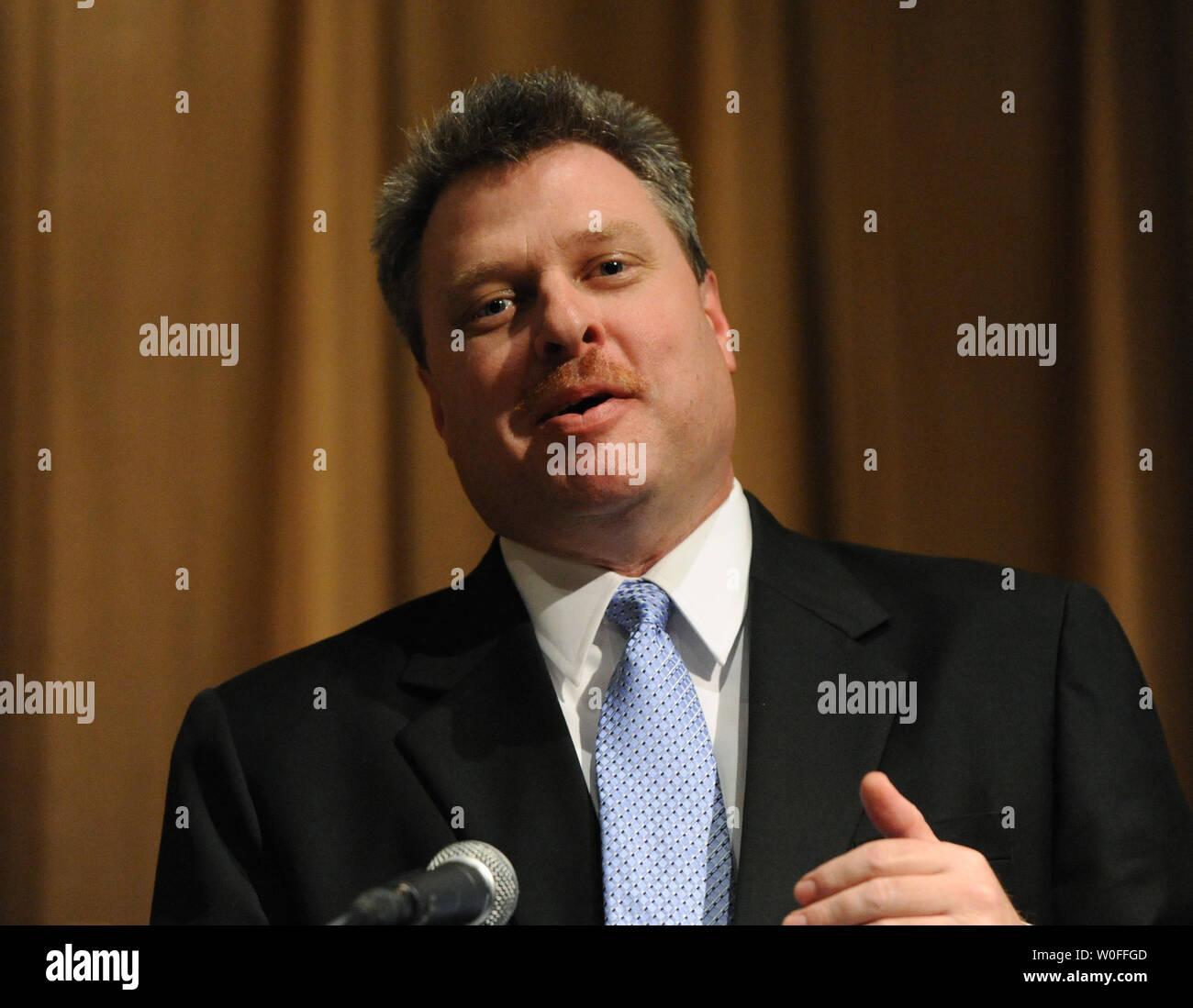 John Dunavant, Vice Presidente di FedEx hub del mondo a Memphis, parla alla stampa, a Washington il 28 gennaio 2010, sulla logistica della partenza del Tai Shan, un panda gigante nato presso il Giardino Zoologico Smithsonian, alla Cina di centro di allevamento. FedEx Express è la donazione dei servizi di trasporto per lo Smithsonian e il Zoo di Atlanta per due Panda Giganti. viaggiano in Cina. UPI/Alexis C. Glenn Foto Stock