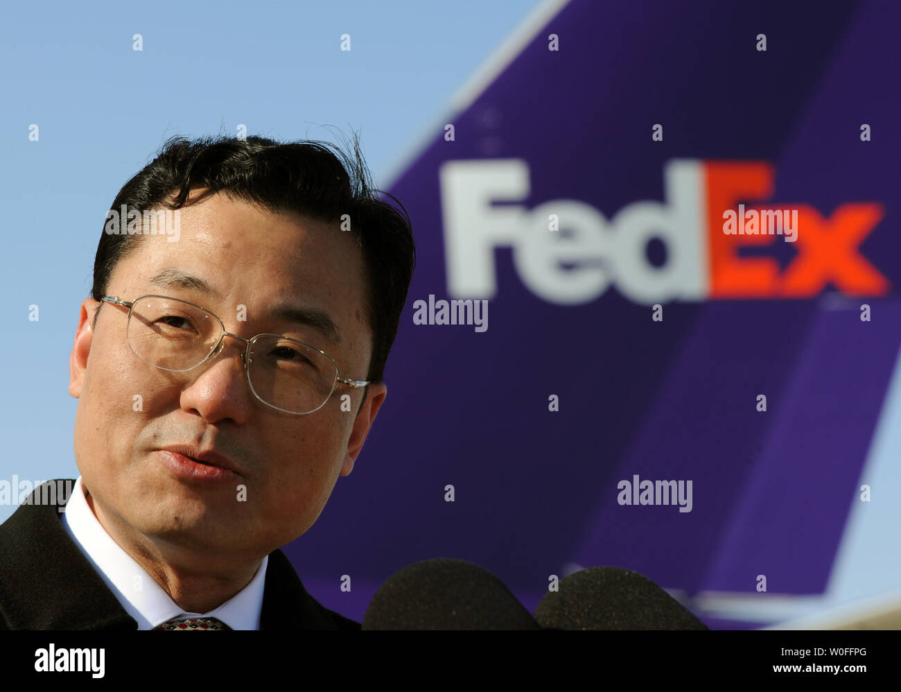 L'Ambasciata della Cina il Vice di missione Ministro Xie Feng parla dopo Tai Shan, un bambino di 4 anni maschio panda gigante, è stato spostato in una FedEx Express 777 cargo aereo all'Aeroporto di Dulles a Dulles, Virginia il 4 febbraio 2010. Tai Shan e un altro di 3 anni panda femmina, Mei Lan, dallo Zoo di Atlanta, sarà trasportato sulla "FedEx Panda Express' a Chengdu, in Cina per entrare a far parte del paese allevamento e programma di conservazione. Entrambi i panda sono di proprietà del governo cinese e sono state affittate a gli Stati Uniti. UPI/Alexis C. Glenn. Foto Stock