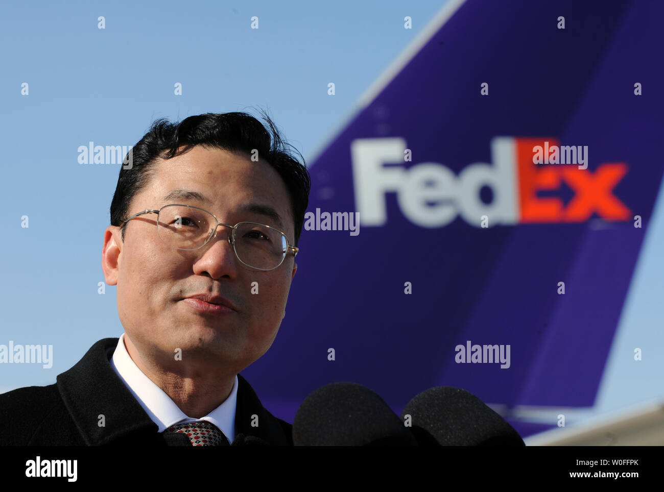 L'Ambasciata della Cina il Vice di missione Ministro Xie Feng parla dopo Tai Shan, un bambino di 4 anni maschio panda gigante, è stato spostato in una FedEx Express 777 cargo aereo all'Aeroporto di Dulles a Dulles, Virginia il 4 febbraio 2010. Tai Shan e un altro di 3 anni panda femmina, Mei Lan, dallo Zoo di Atlanta, sarà trasportato sulla "FedEx Panda Express' a Chengdu, in Cina per entrare a far parte del paese allevamento e programma di conservazione. Entrambi i panda sono di proprietà del governo cinese e sono state affittate a gli Stati Uniti. UPI/Alexis C. Glenn. Foto Stock