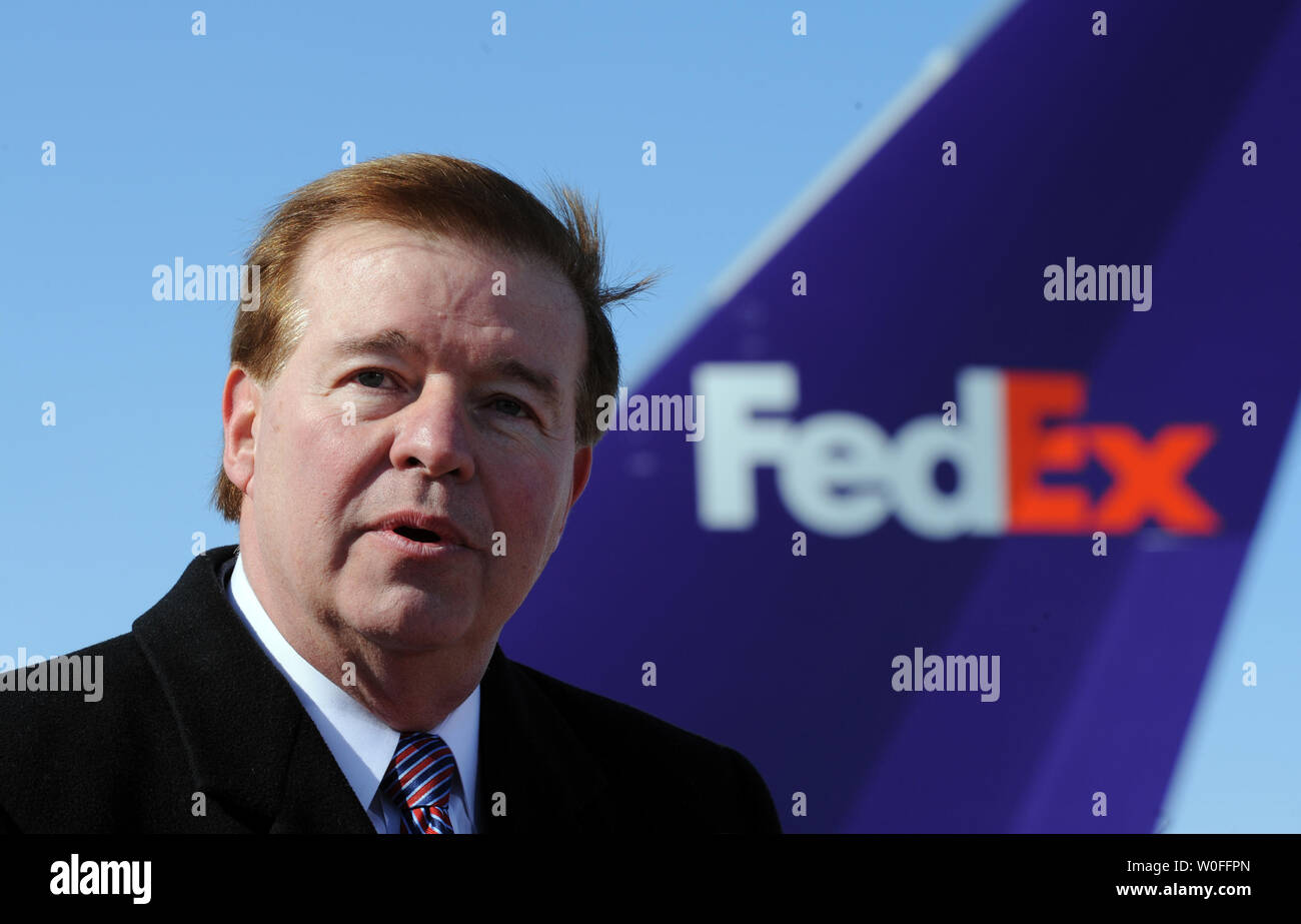 Presidente e CEO di FedEx Express David Bronczek parla dopo Tai Shan, un bambino di 4 anni maschio panda gigante, è stato spostato in una FedEx Express 777 cargo aereo all'Aeroporto di Dulles a Dulles, Virginia il 4 febbraio 2010. Tai Shan e un altro di 3 anni panda femmina, Mei Lan, dallo Zoo di Atlanta, sarà trasportato sulla "FedEx Panda Express' a Chengdu, in Cina per entrare a far parte del paese allevamento e programma di conservazione. Entrambi i panda sono di proprietà del governo cinese e sono state affittate a gli Stati Uniti. UPI/Alexis C. Glenn. Foto Stock