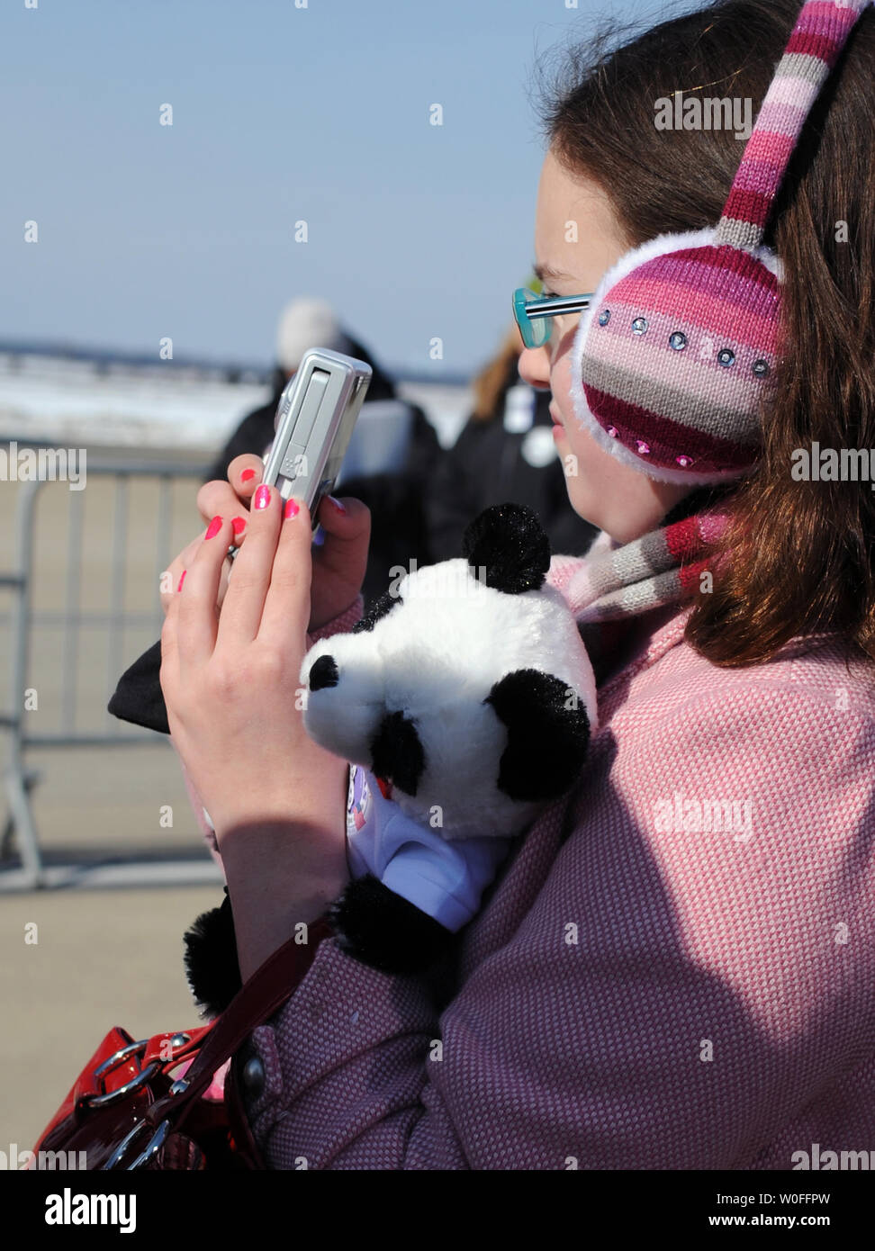 Caleigh Davis, età 10 da Springfield, Virginia, detiene un panda ripiene come lei film Tai Shan, un bambino di 4 anni maschio panda gigante, venga spostata in un FedEx Express 777 cargo aereo all'Aeroporto di Dulles a Dulles, Virginia il 4 febbraio 2010. Tai Shan e un altro di 3 anni panda femmina, Mei Lan, dallo Zoo di Atlanta, sarà trasportato sulla "FedEx Panda Express' a Chengdu, in Cina per entrare a far parte del paese allevamento e programma di conservazione. Entrambi i panda sono di proprietà del governo cinese e sono state affittate a gli Stati Uniti. UPI/Alexis C. Glenn. Foto Stock