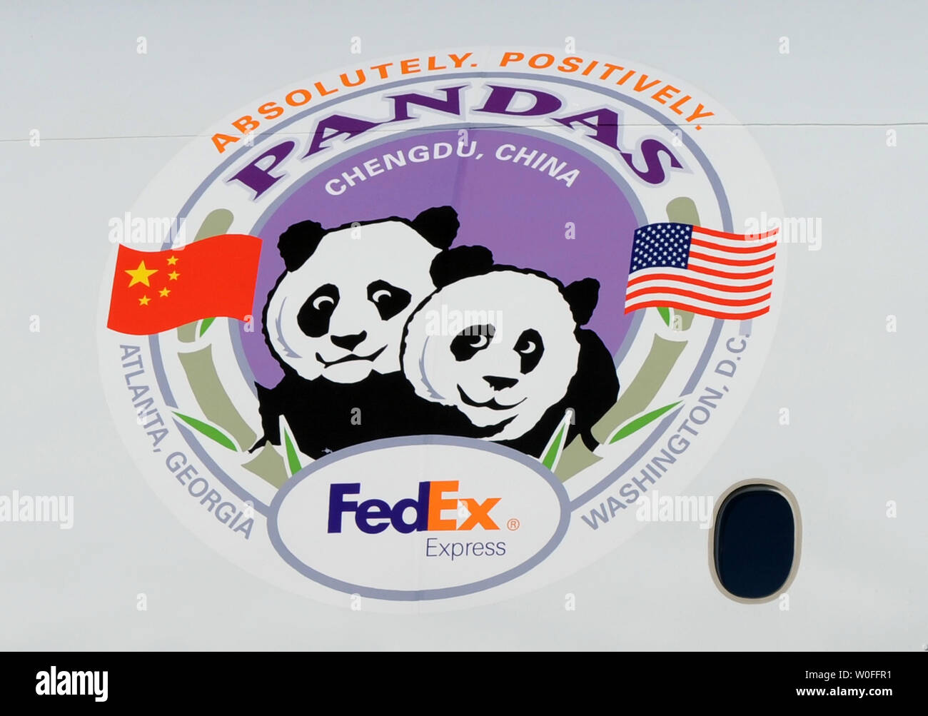 Un logo è visibile su un FedEx Express 777 cargo aereo che trasporterà il Tai Shan, un bambino di 4 anni maschio panda gigante, all'Aeroporto di Dulles a Dulles, Virginia il 4 febbraio 2010. Tai Shan e un altro di 3 anni panda femmina, Mei Lan, dallo Zoo di Atlanta, sarà trasportato sulla "FedEx Panda Express' a Chengdu, in Cina per entrare a far parte del paese allevamento e programma di conservazione. Entrambi i panda sono di proprietà del governo cinese e sono state affittate a gli Stati Uniti. UPI/Alexis C. Glenn. Foto Stock