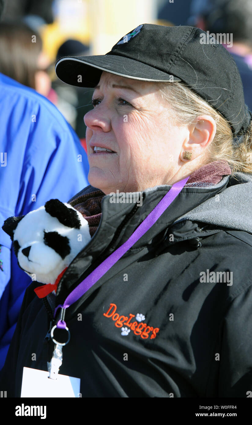 Schon lordo, di Reston, Virginia, detiene un panda ripiene come lei guarda il Tai Shan, un bambino di 4 anni maschio panda gigante, venga spostata in un FedEx Express 777 cargo aereo all'Aeroporto di Dulles a Dulles, Virginia il 4 febbraio 2010. Tai Shan e un altro di 3 anni panda femmina, Mei Lan, dallo Zoo di Atlanta, sarà trasportato sulla "FedEx Panda Express' a Chengdu, in Cina per entrare a far parte del paese allevamento e programma di conservazione. Entrambi i panda sono di proprietà del governo cinese e sono state affittate a gli Stati Uniti. UPI/Alexis C. Glenn. Foto Stock