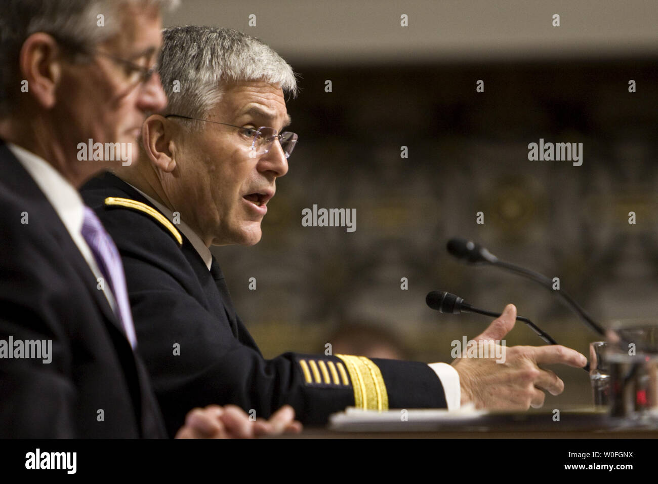 Capo di Stato Maggiore dell Esercito gen. George Casey Jr. testimonia prima che il comitato delle forze armate del senato per rivedere la difesa richiesta di autorizzazione per FY2011 sul Campidoglio di Washington, 23 febbraio 2010. UPI/Madeline Marshall Foto Stock