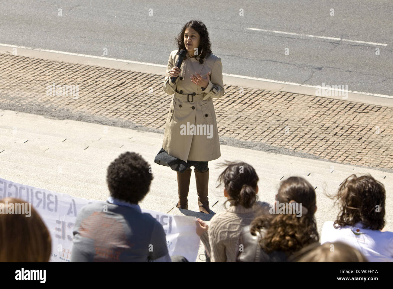 Direttore della politica di sviluppo mondiale per le donne in tutto il mondo prosperano Vederema Jalan parla di manifestanti a Washington in occasione della Giornata internazionale della donna 8 Marzo 2010 dopo aver marciato attraverso il Memorial Bridge. Il 'unirsi a me sul ponte' marzo e il rally è stato trattenuto per aumentare la consapevolezza delle lotte delle donne di tutto il mondo e volto a sostenere il progetto di un numero sufficiente di aiutare le donne nella Repubblica democratica del Congo. UPI/Madeline Marshall Foto Stock