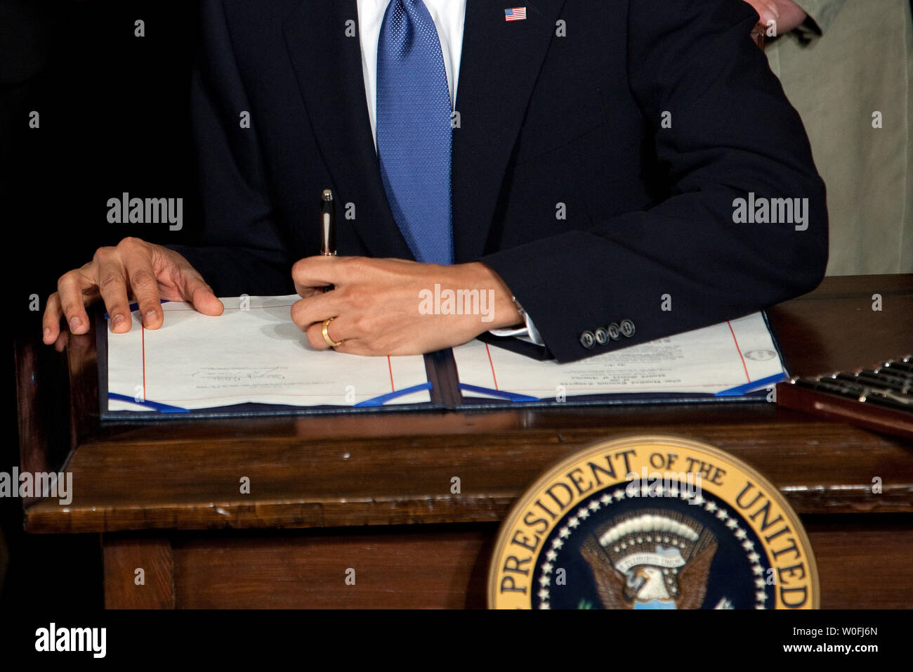 Stati Uniti Il presidente Barack Obama firma l'assicurazione sanitaria disegno di legge di riforma nella Sala Est della Casa Bianca di Washington il 23 marzo 2010. Il centro storico di $938 milioni di health care bill sarà garantita la copertura per 32 milioni di americani non assicurati e toccherà quasi ogni americano la vita. UPI/Chuck Kennedy/White House Foto Stock