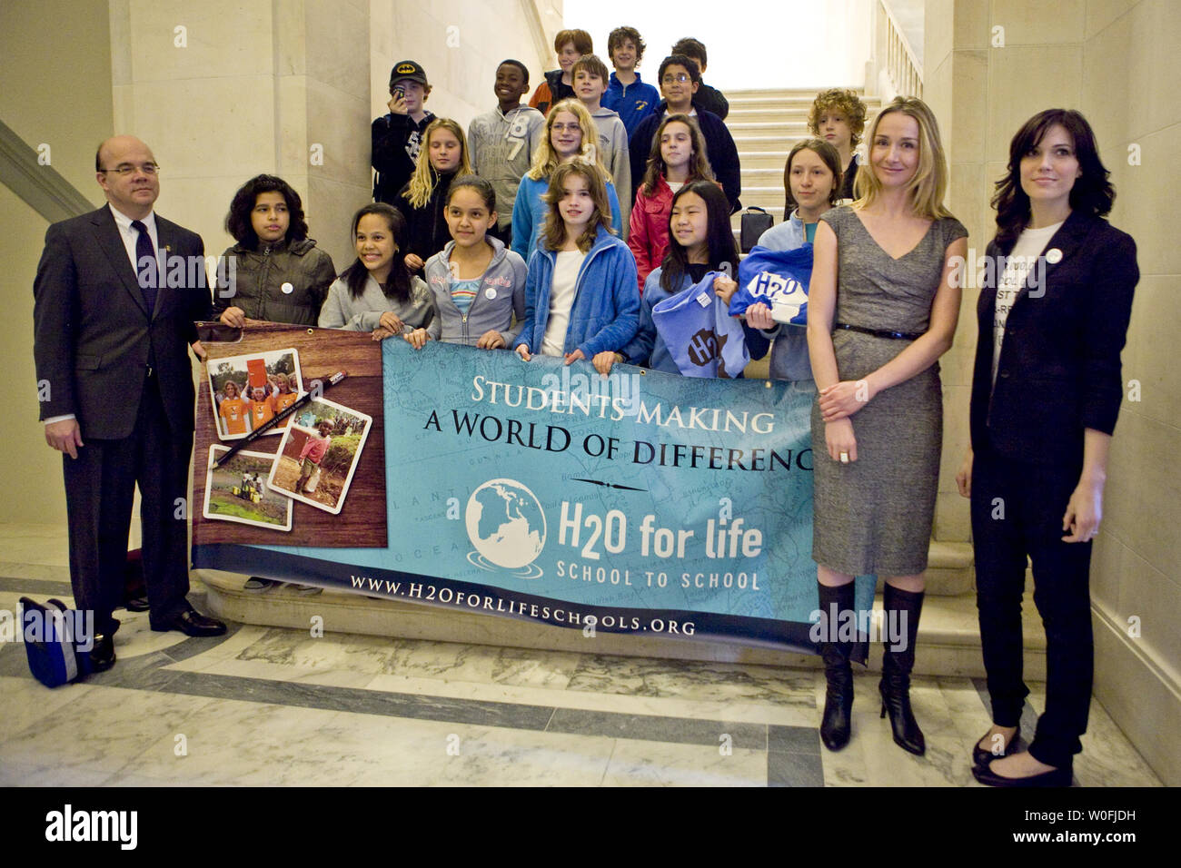 Sost. James McGovern (D-MA) (L) pone con Oyster-Adams Bilingual School 'H20 per la vita' studenti da Washington, DC, cantante e attrice Mandy Moore (R), e Alexandra Cousteau (2R) di acqua globale sfida dopo una dimostrazione sulla necessità per i servizi igienico-sanitari e di acqua potabile nei paesi in via di sviluppo sul Campidoglio di Washington il 23 marzo 2010. UPI/Madeline Marshall Foto Stock