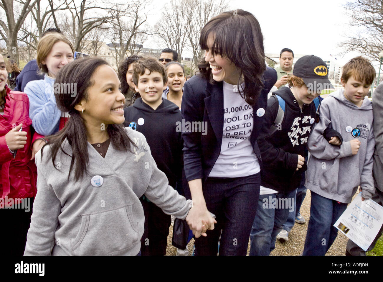 Il cantante e attrice Mandy Moore conduce gli studenti provenienti da scuole locali dal 'più lunga del mondo wc coda come parte di una dimostrazione sulla necessità per i servizi igienico-sanitari e di acqua potabile nei paesi in via di sviluppo sul Campidoglio di Washington il 23 marzo 2010. UPI/Madeline Marshall Foto Stock