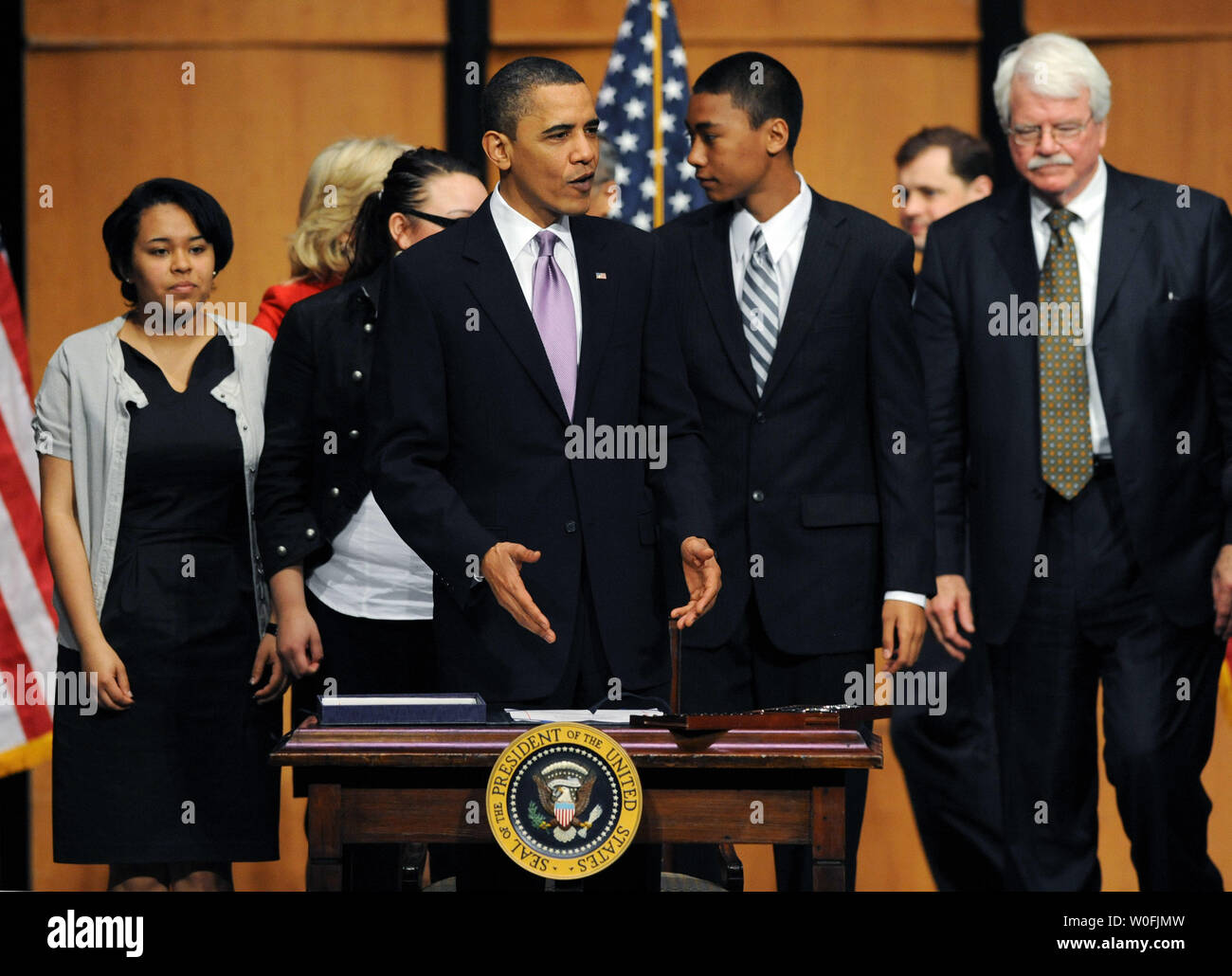 Stati Uniti Il presidente Barack Obama si prepara a firmare la casa di cura di salute e istruzione atto di riconciliazione a Northern Virginia Community College in Alexandria, Virginia, il 30 marzo 2010. Il disegno di legge, talvolta indicato come la casa 'fix' per la generale della riforma sanitaria legge approvata dal Senato, anche rinnova il prestito studente sistema. UPI/Pat Benic Foto Stock